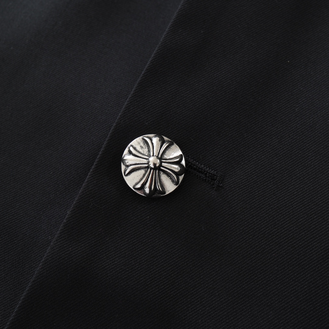 CH's new collaboration with CDG suits. All sizes are now available. Original version purchased from Hangzhou Guozhuan for 27,000 RMB. Fabric: custom-woven wool yarn, custom-woven silk (lining, piping, pockets), custom genuine lambskin cross, appliqué