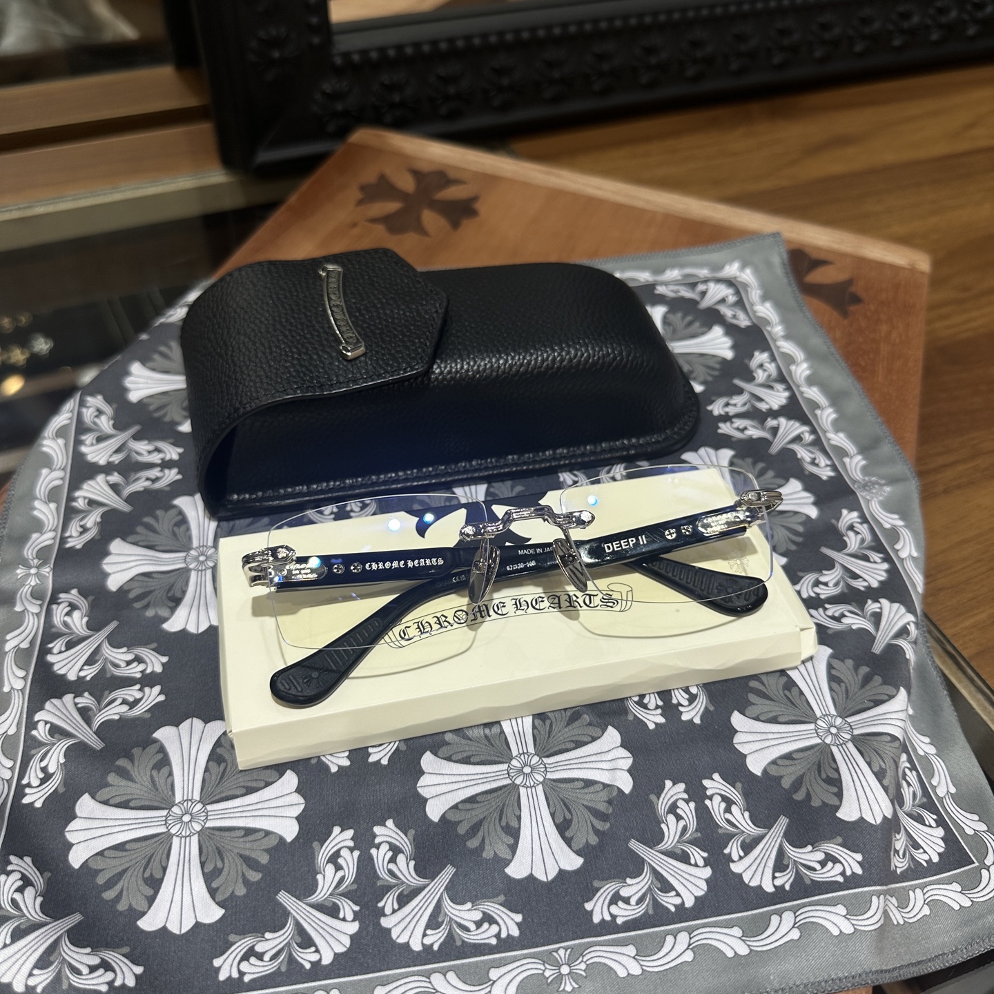 CH Rimless Glasses Model: DEEP IIMaterial: 925 SilverSize: 57cm x 20-146cmThe Hermes of eyewear