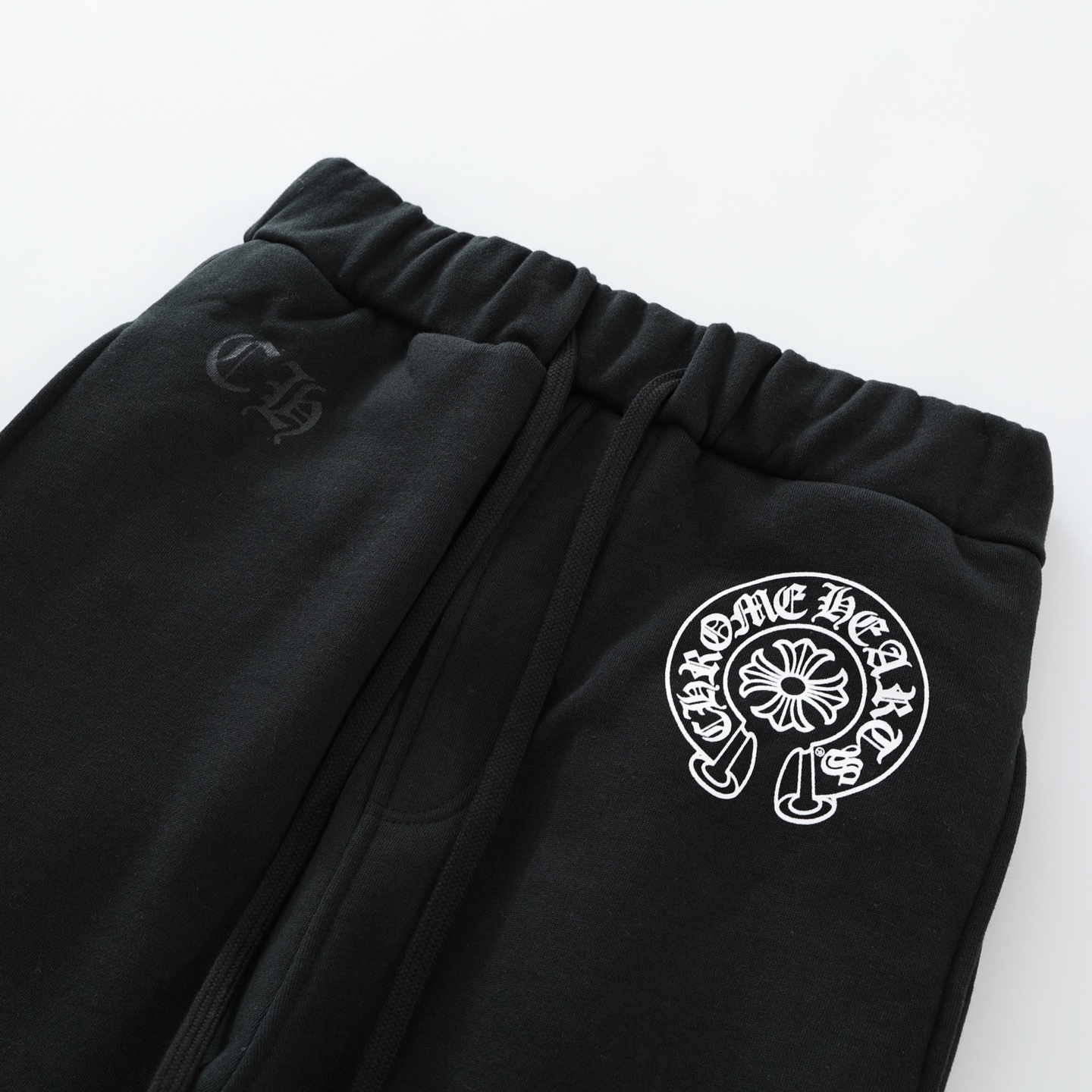 CH's new horseshoe-patterned Sanskrit long pants are now available in all sizes. Originally purchased from Dewu for 6200 RMB. Made of 480g 100% cotton with fleece lining. Printed with imported inks. Simple design, easy to follow. Custom accessories.