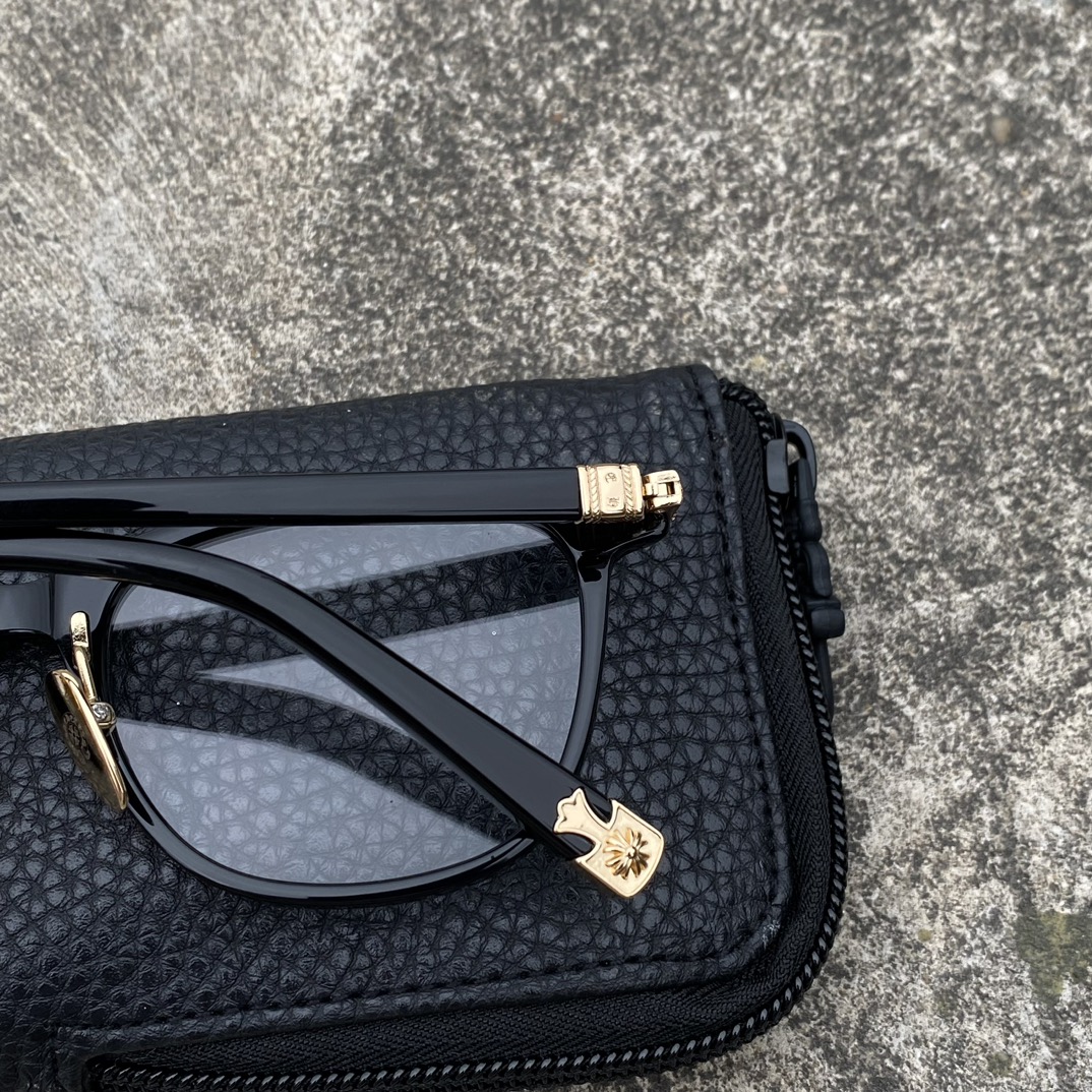 Chrome Hearts Gold Cross Flower EyeglassesChrome Hearts is the epitome of luxury. Their intricate craftsmanship and design exude sophistication. A universally flattering style, these glasses are elegant, clean-cut, and refined, perfect for both for