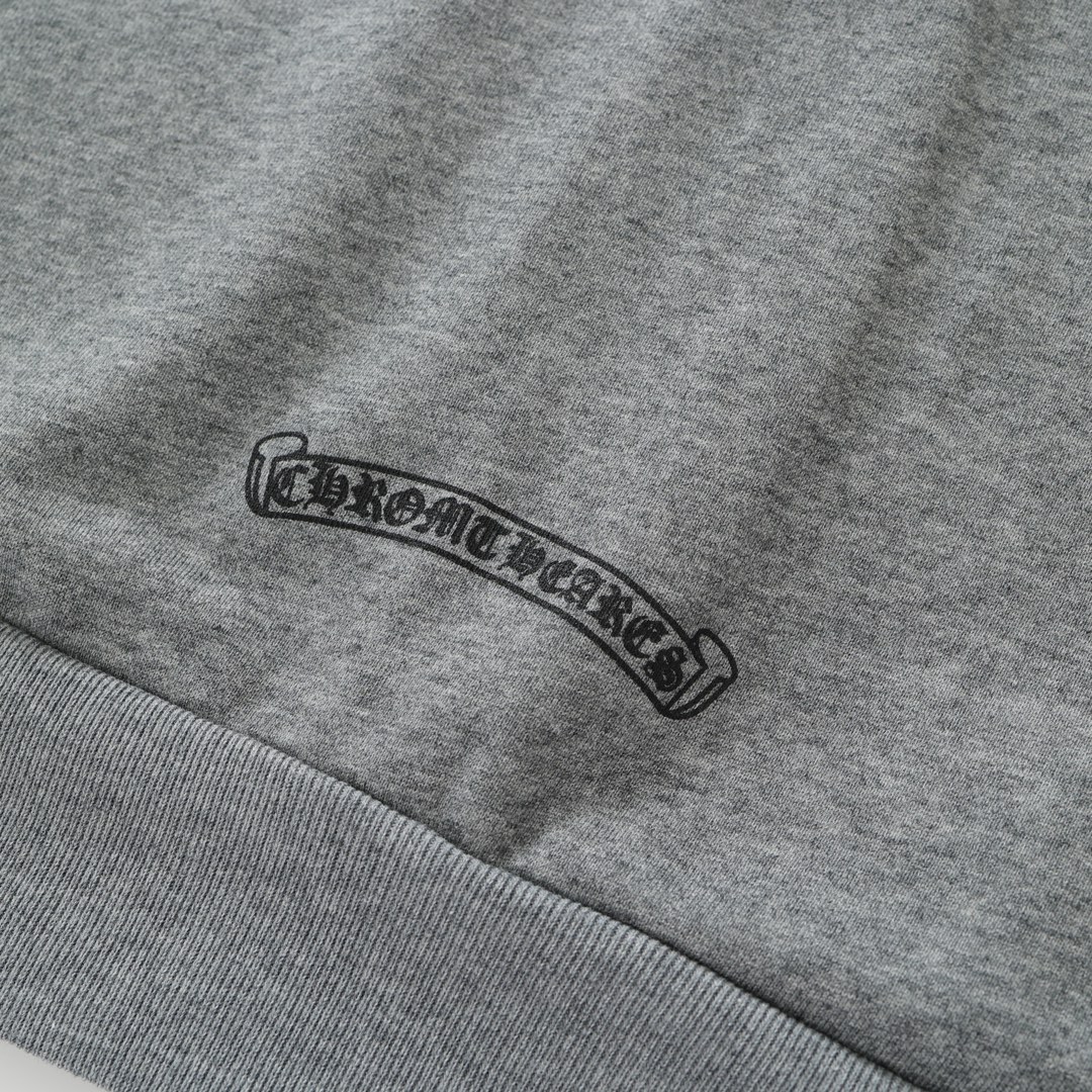 CH's new limited edition sword-patterned zip-up hoodie in grey. All sizes available. Made of 380g 100% cotton. The print uses a combination of offset printing and glossy printing techniques. Custom zipper and accessories. Unisex style. A strong stree