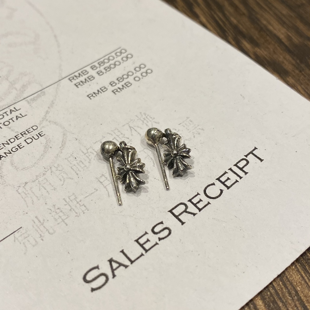 Chrome HeartsTiny E Cross Flower EarringsAuthentic replica, genuine antique engraving, anodized textureLooks beautiful on the ears, small and exquisite, worn by many celebrities