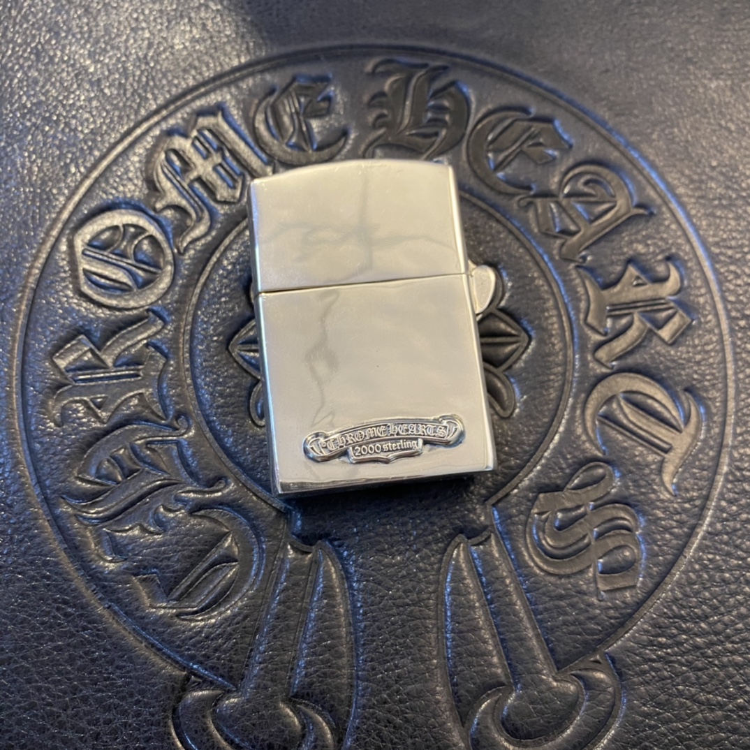 【Chrome Hearts Cross Zippo Lighter】Made entirely of 925 sterling silver with a vintage, distressed finish.Weight: 98 grams. Excellent build quality.A small toy for men, adding a touch of sophistication to smoking.