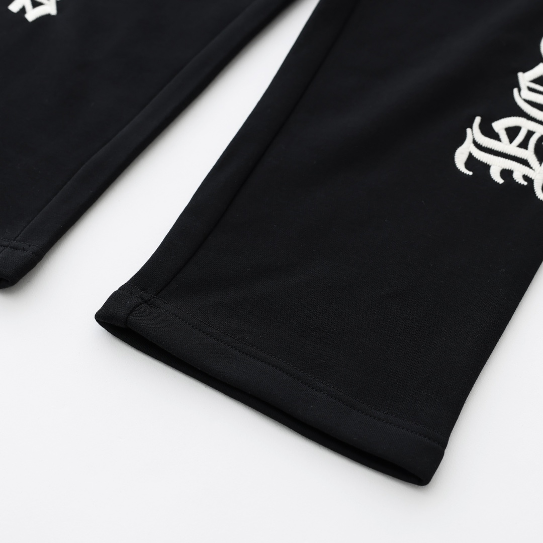 CH's new embroidered fleece trousers are now available in all sizes. Made of 350g 100% cotton fleece, they are soft, comfortable, and feature a garment-washed finish. They boast imported TAJIMA machine-set embroidery, custom-made sterling silver curv