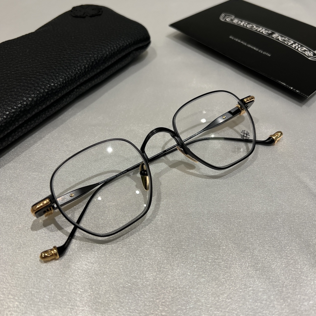 Chrome Hearts New Spring-Style EyeglassesPurchased for 13,000 RMB at MixC Mall, Shenzhen. Nearly 5 months of R&D. Black and gold color scheme. Chrome Hearts' new spring-loaded eyeglass frame. The brand's first time using an embedded spring hinge, im