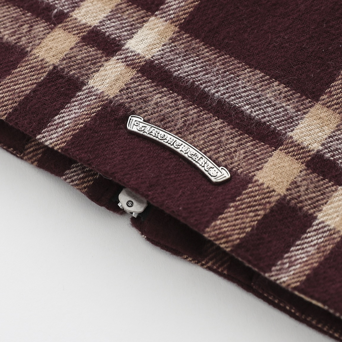 CH New style plaid shirt with lamb's wool collar. Two colors and all sizes available. Made with 11-count double-ply 240g cotton yarn (260g after washing). Laser infrared positioning. Hand-cut for perfect alignment. (Custom-woven black jacquard lining