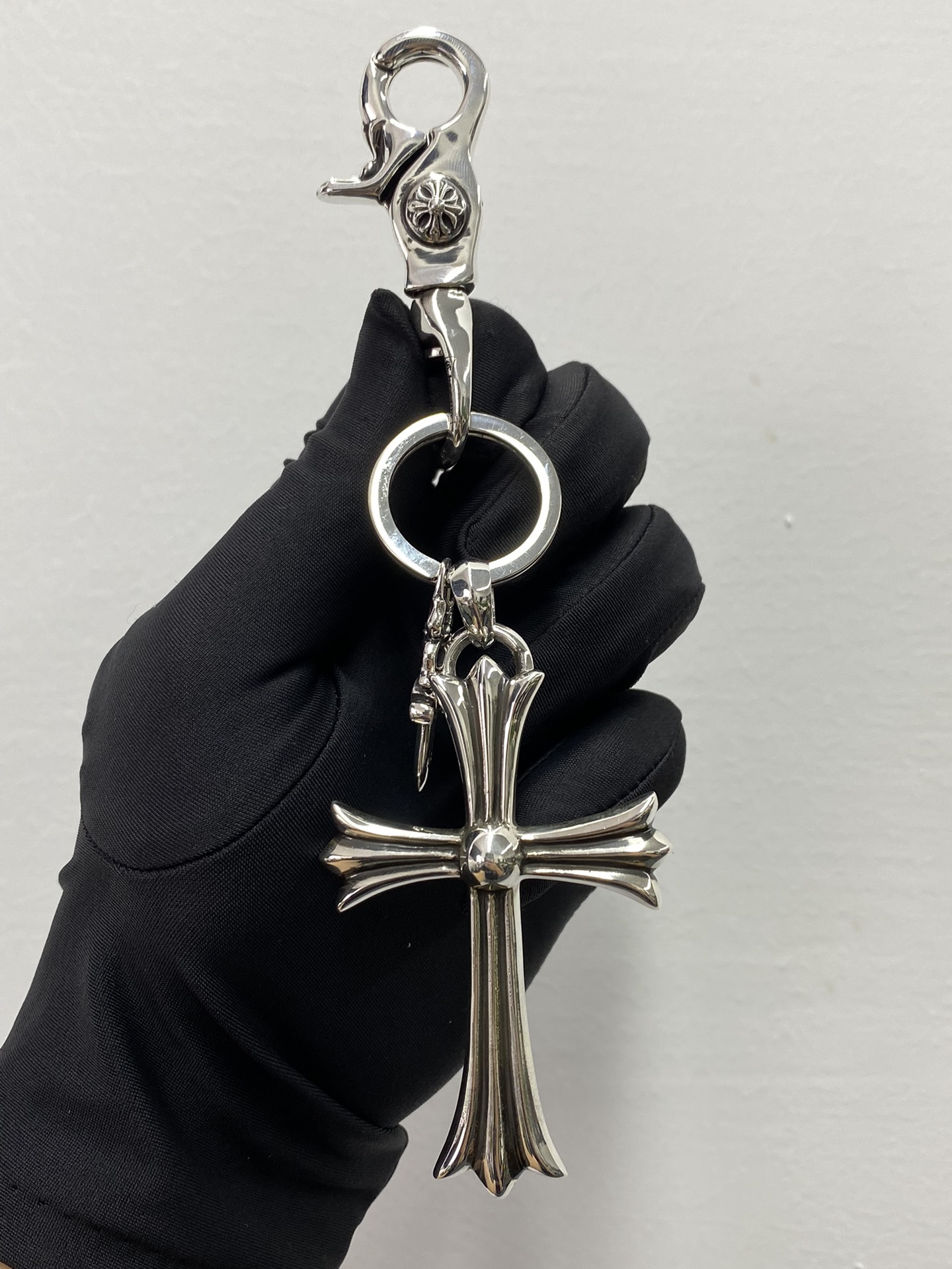 Large cross-shaped flat-headed sword keychain
