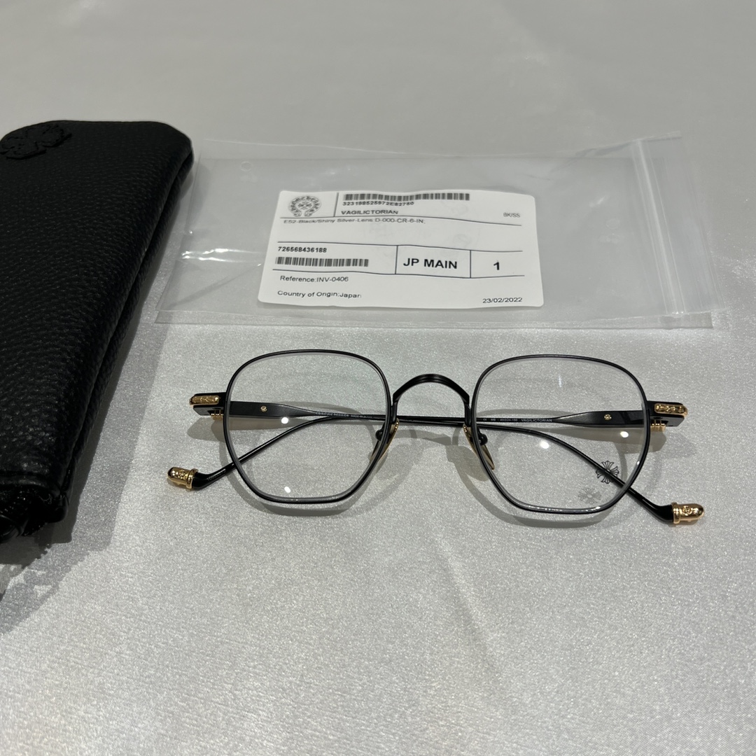 Chrome Hearts New Spring-Style EyeglassesPurchased for 13,000 RMB at MixC Mall, Shenzhen. Nearly 5 months of R&D. Black and gold color scheme. Chrome Hearts' new spring-loaded eyeglass frame. The brand's first time using an embedded spring hinge, im