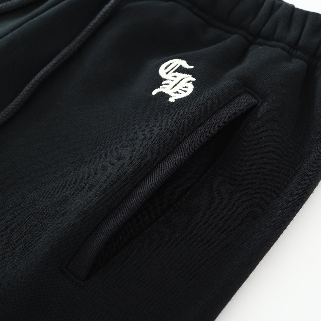 CH's new embroidered shorts. All sizes are now available. Original Hong Kong import, purchased for 8700. Made of 330g pure cotton, soft and comfortable to the touch. Features garment-washed finish, imported TAJIMA machine-positioned embroidery, custo