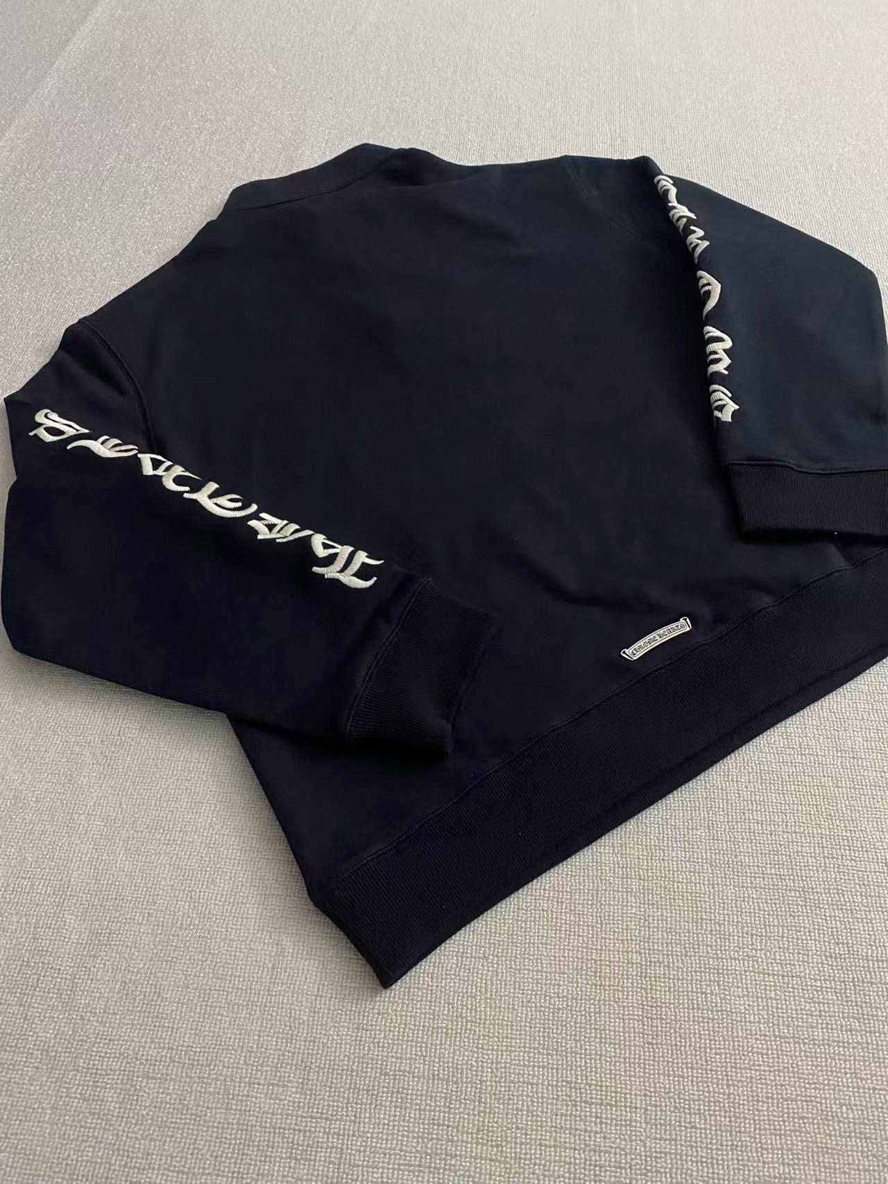 Chrome Hearts 25ss Half-Zip Collar SweatshirtFabric: 420g fleeceLocated with top-grain calfskin leather over the collar labelSizes: S, M, L