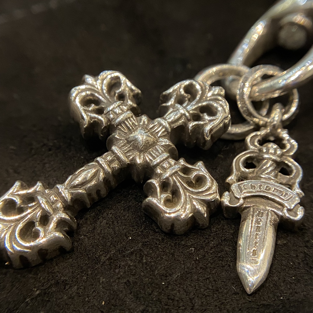 Chrome Hearts Keychain, Flaming Cross, Ring SwordAuthentic replica, genuine antique engraving, anodized texturePrice: 20,000+ RMB. Made entirely of 925 sterling silver with an antique finish. Material can be authenticated. Incomparable to common wh