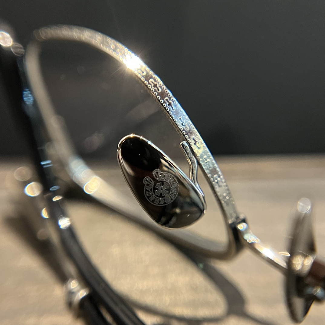 Chrome Hearts925 Sterling Silver PLONKER GlassesTitanium alloy frame with 6 925 sterling silver accents. 1:1 replica. The most versatile and stylish pair. As popular as Xue Zhiqian's glasses. Suitable for both men and women. Classic cross-shaped