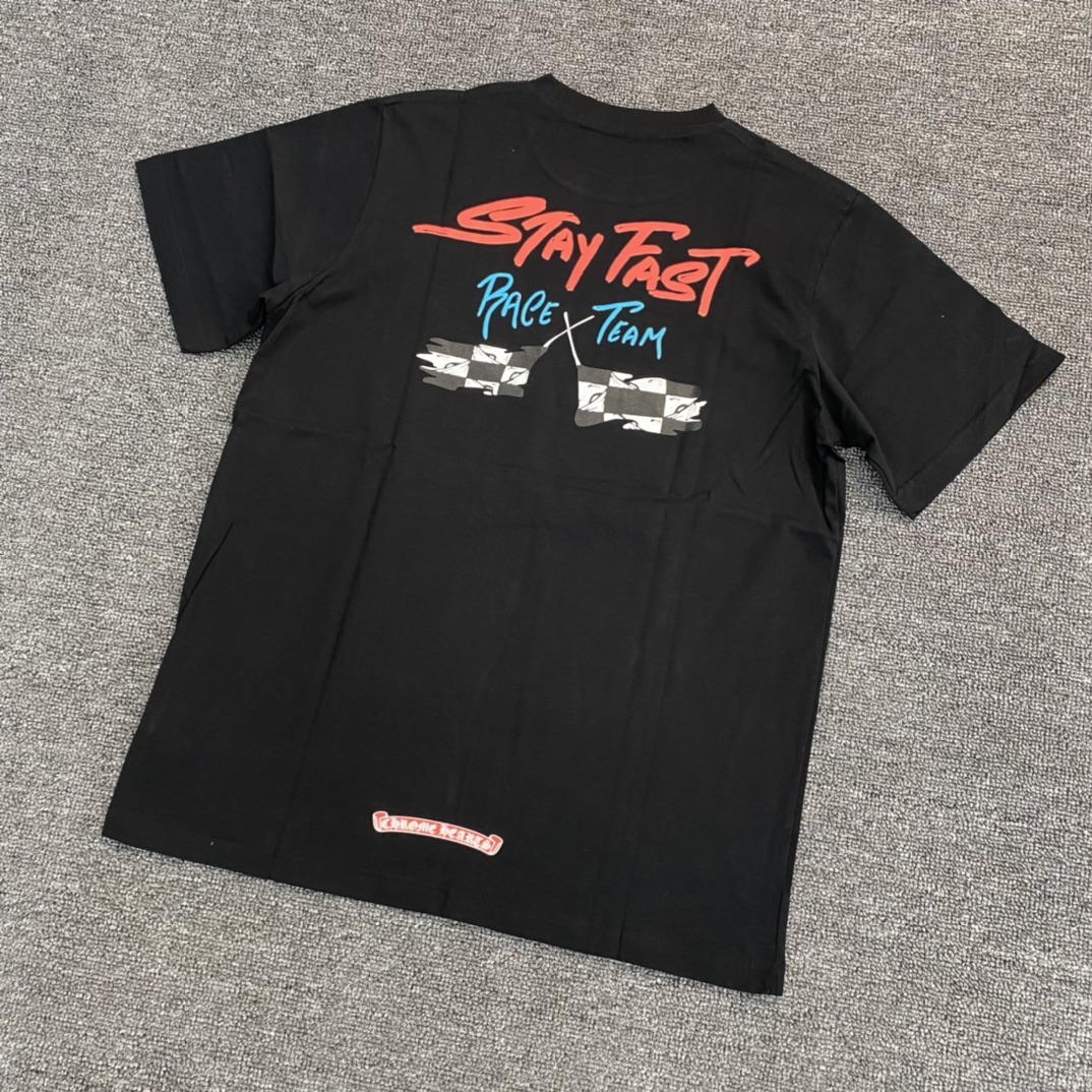 Chrome Hearts CH Stay Fast Racing Flag Short-Sleeve T-ShirtFurniture: Custom-woven and dyed 40% count 230g pure cotton, single-sided reactive dyeing. The entire garment features a hand-printed thermosetting ink, resulting in a slightly matte finish