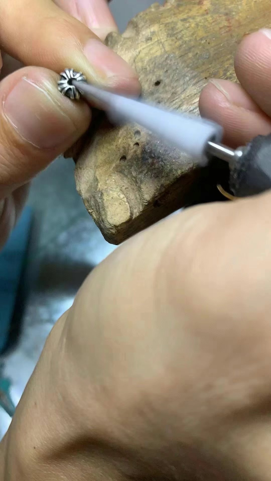 Chrome Hearts Xue Zhiqian Sterling Silver GlassesMost on the market are cheap, using the most basic acetate and metal materials, and the details are... Ours are made of 925 silver and titanium, perfectly replicating the original. From mold making a