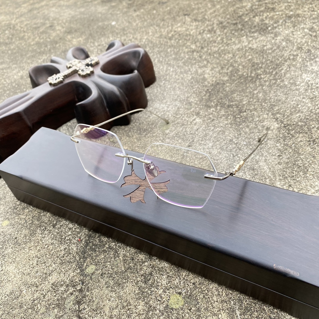 CH Frameless Square Silver Gold Cross FlowerA super popular model, identical to the original. High-quality nose pads, mixed-media level. Every detail is meticulously crafted, with exclusive hand-engraved lettering. Only a few hundred yuan!Eyeglas