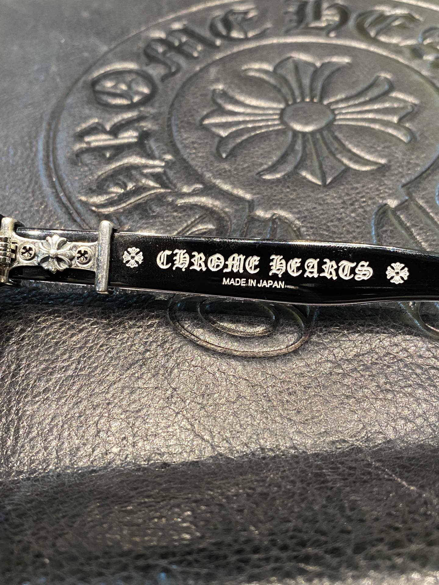 Chrome Hearts925 Sterling Silver Accessories, Glossy Black Sword GlassesCombination frame with two 925 sterling silver sword ornaments. Two cross-shaped details inside. 1:1 replica, meticulous attention to detail. The large black frame is very fl