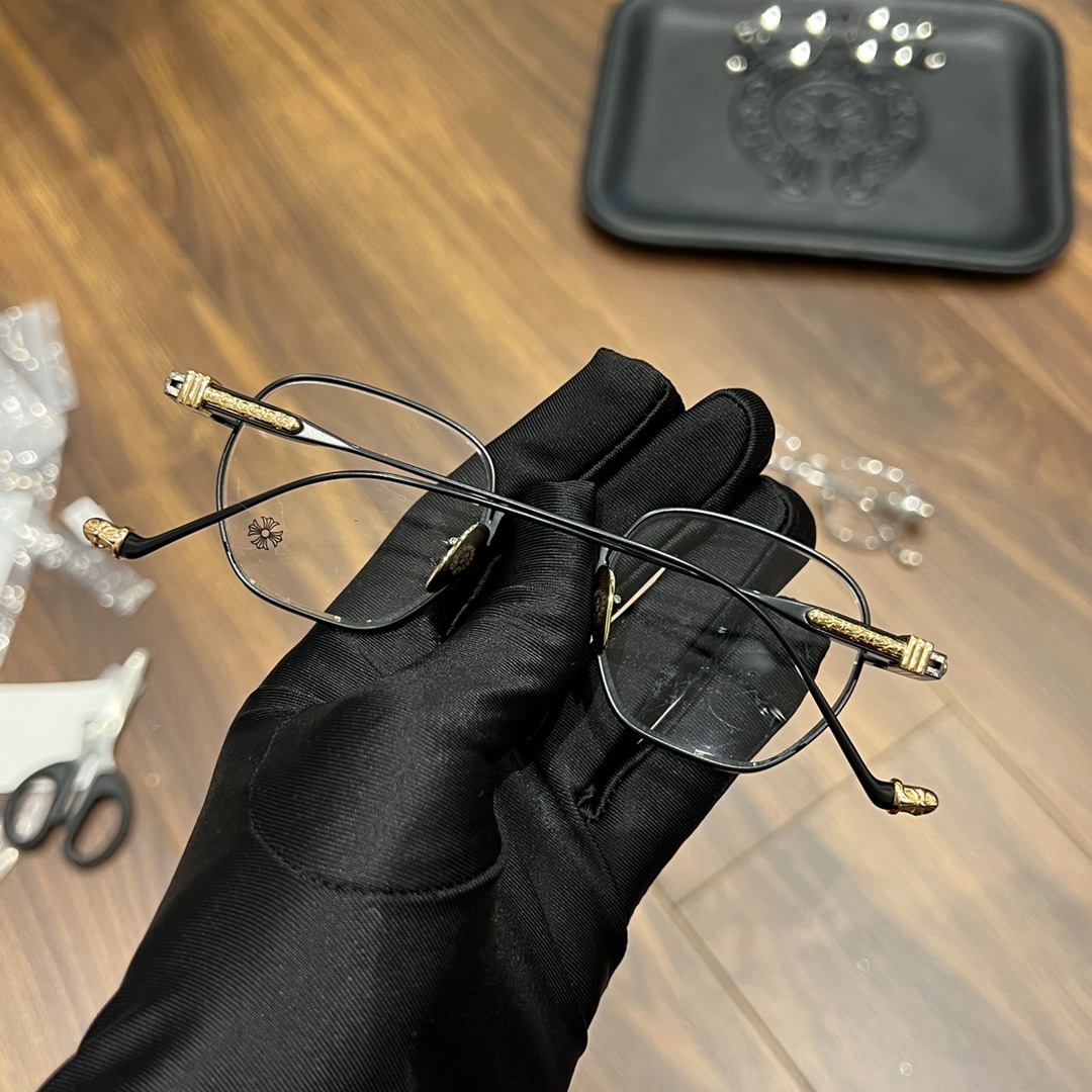Chrome Hearts New Spring-Style EyeglassesPurchased for 13,000 RMB at MixC Mall, Shenzhen. Nearly 5 months of R&D. Black and gold color scheme. Chrome Hearts' new spring-loaded eyeglass frame. The brand's first time using an embedded spring hinge, im