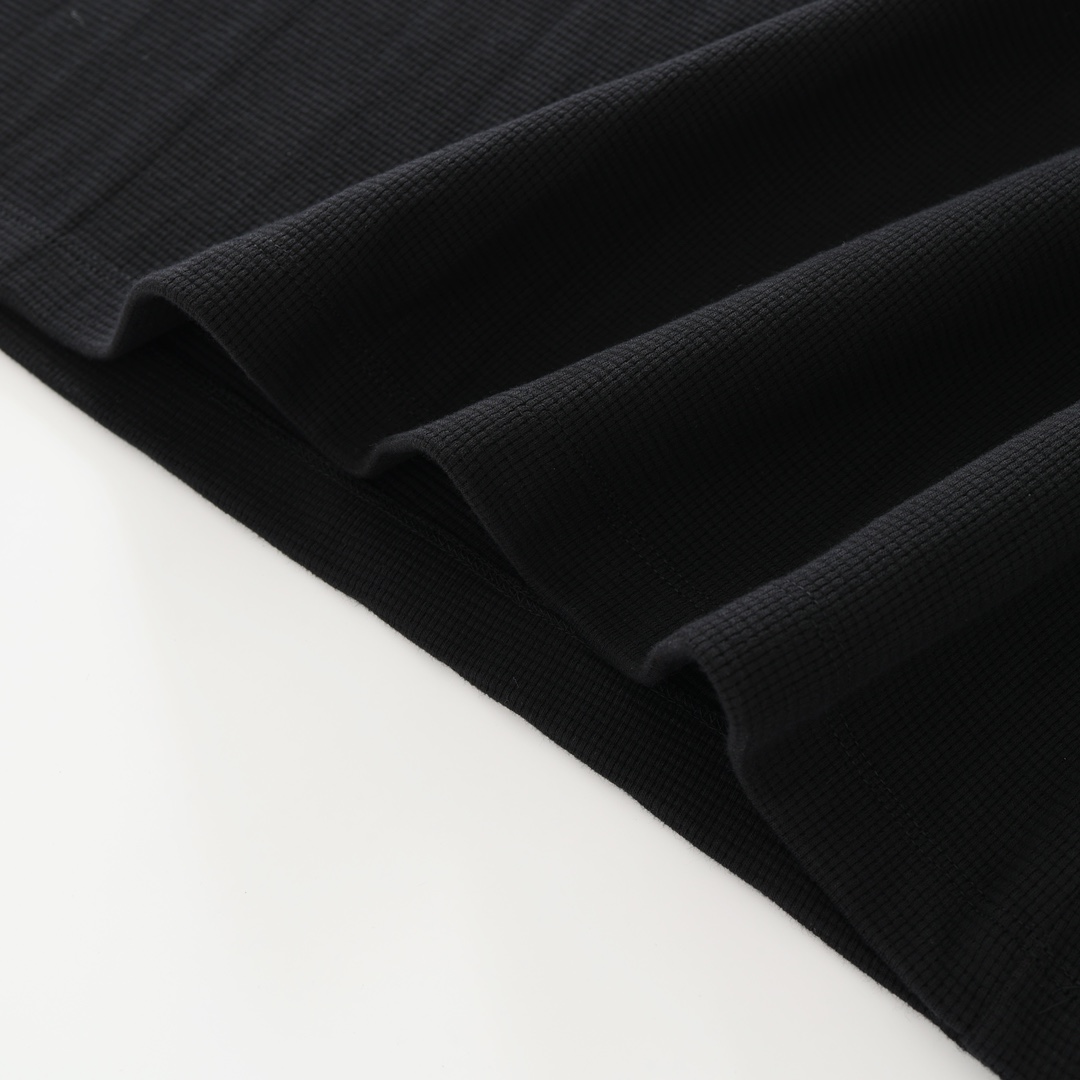 CH's new long-sleeved shirt with a cross on the back, waffle pattern. All sizes are now available. Made of 280g double-layered 100% cotton waffle pattern, it's thick, soft, and comfortable. Embroidery is processed on imported TAJIMA machines. Custom