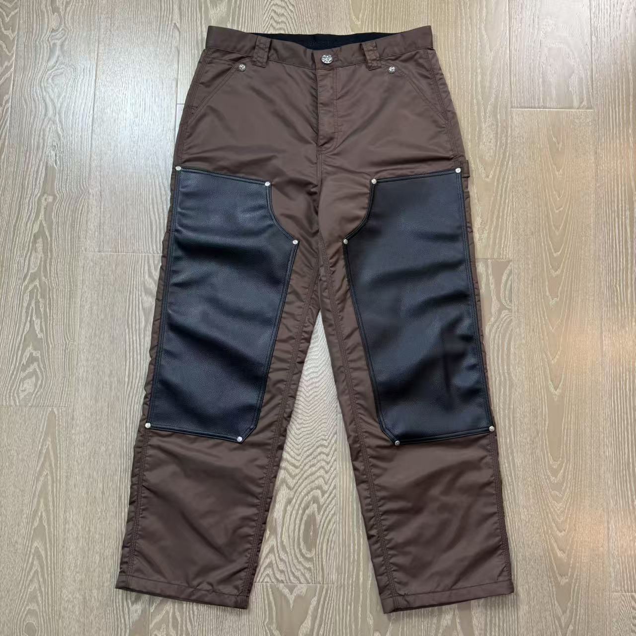 Chrome Hearts New Pants with Leather Patched and Color MatchingFeatures include silver-plated hardware.Pink leather cross on the back.Both knees are made from a single piece of leather.Sizes: 28, 30, 32, 34