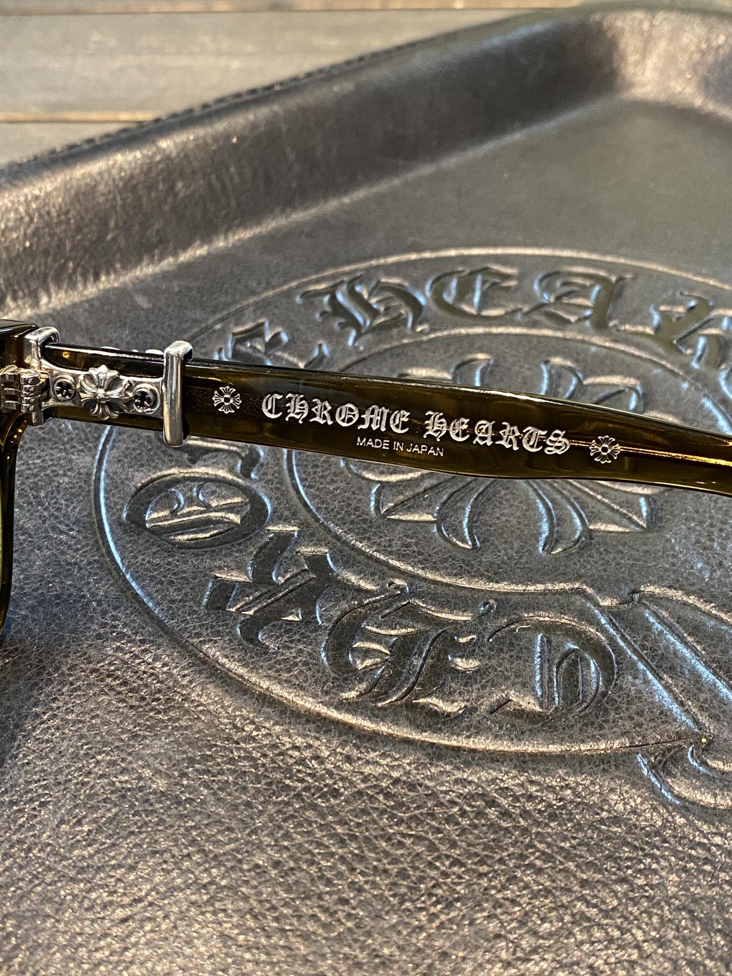 Chrome Hearts925 Sterling Silver Accessories Limited Edition Brown Sword-Shaped GlassesCombination frame with two 925 sterling silver sword ornaments. Two cross-shaped details inside. 1:1 replica, meticulously crafted. The large black frame is ve