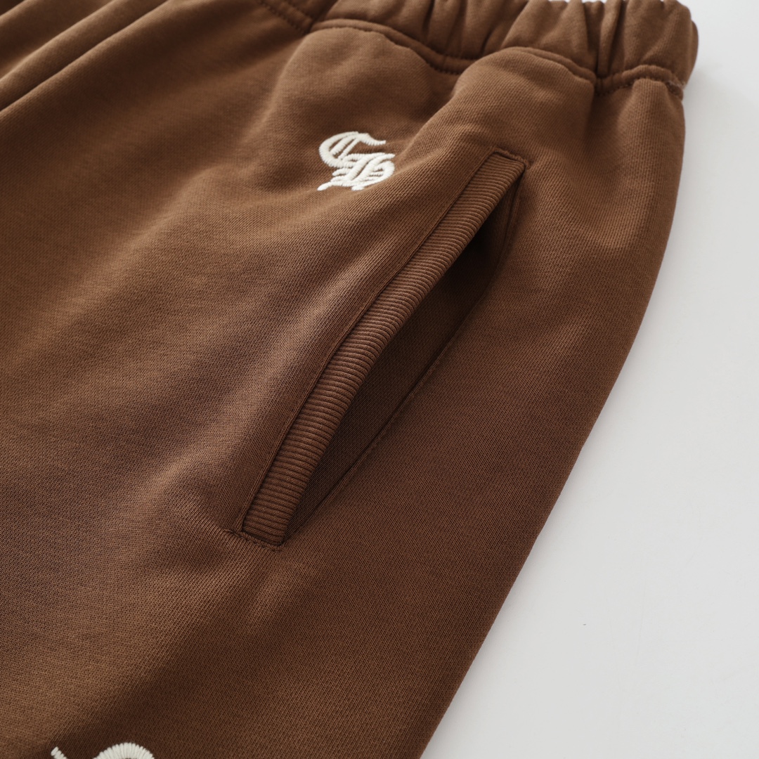 CH's new embroidered shorts in Merlad Brown. All sizes are now available. Original Hong Kong import, purchased for 8700. Made of 330g pure cotton, soft and comfortable to the touch. Features garment-washed finish, imported TAJIMA machine-positioned e