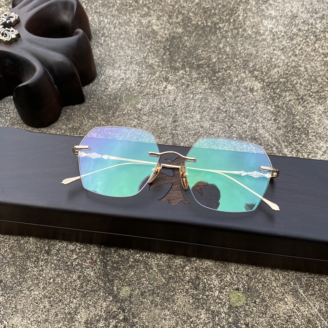 CH Frameless Square Gold Cross GlassesA super popular model, identical to the original, with high-quality nose pads and meticulous attention to detail. Exclusive hand-engraved lettering. Only a few hundred yuan!Glasses are personal items; we do n