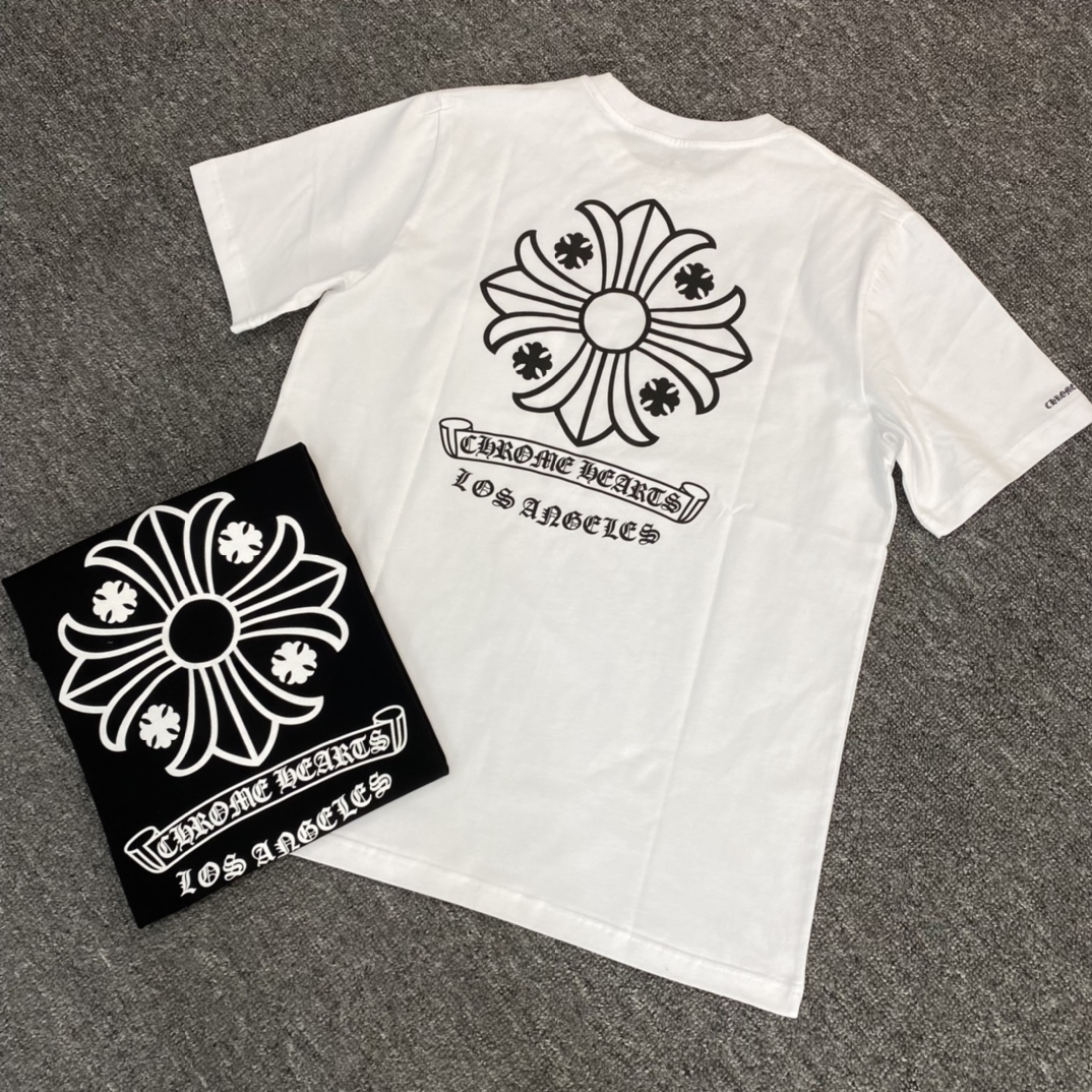 [Classic Reimagined] Chrome Hearts classic cross Sanskrit crew neck short-sleeved shirt, featuring a patch pocket on the front chest with the classic cross, brand label print on the side cuffs, a large logo design on the back, and a cotton ribbed col