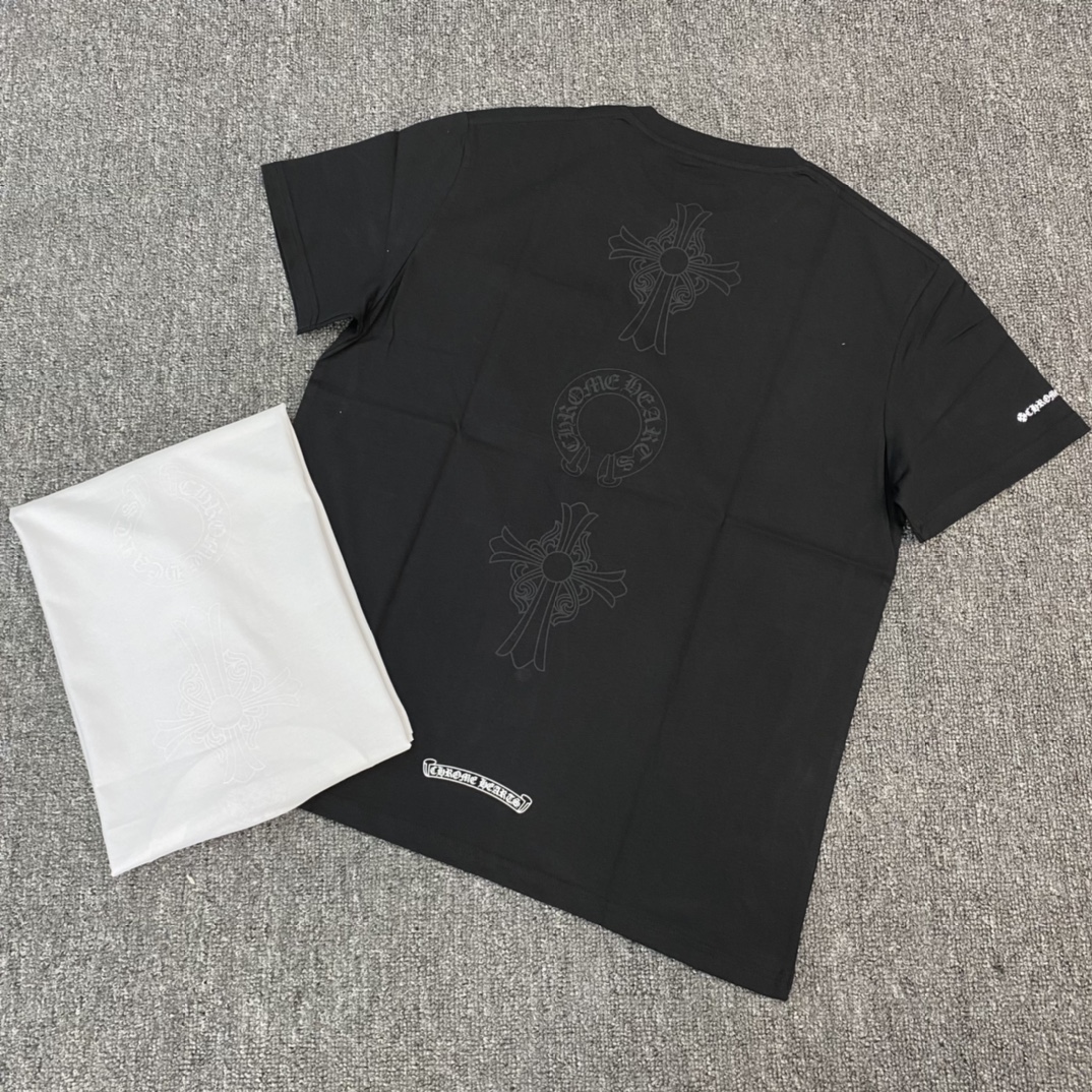 Chrome Hearts Minimalist Dark Print Three-Element Short-Sleeve T-ShirtFabric: Custom-woven and dyed 40% count 230g pure cotton, single-sided reactive dyeingBulk stock available. Unisex style.Sizes: S, M, L (Loose fit)