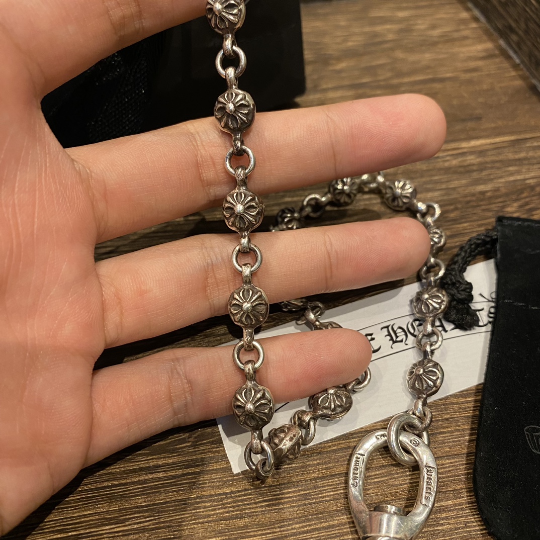 Chrome HeartsCross-patterned ball bag chain, vintage qualityAuthentic steel mold used for making bag chains and trouser chains, both highly stylish. Looks incredibly cool paired with jeans. Retail price 20,000+ RMB, no difference whatsoever. Oxidat