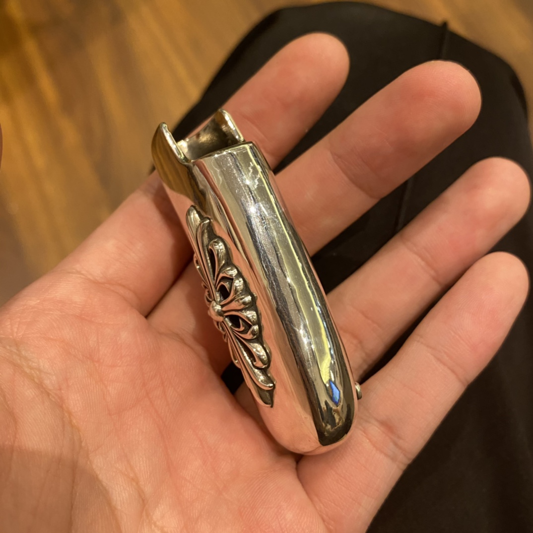 Chrome Hearts Cross Lighter - Detailed Photos. Made entirely of 925 sterling silver with an antique finish and perfect oxidation. The curved shape feels exceptionally good in the hand. A high-end toy.