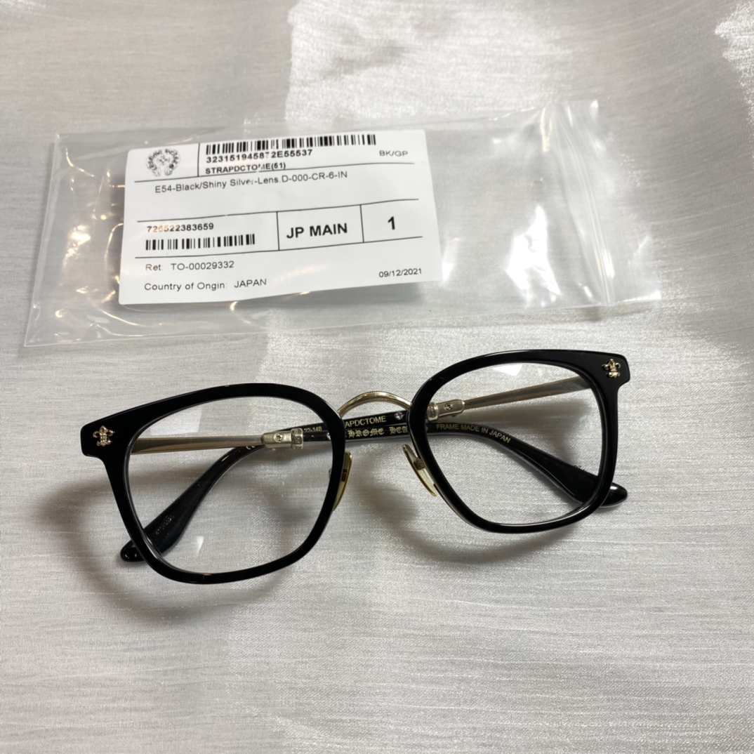 CH Stratadictome Rare Scout Emblem925 Sterling Silver Gold Plated + Titanium Optical Glasses, UnisexA bit pricey due to the high silver content, but definitely worth it. A pair I kept for myself; they look great on my face.Size 51-21-148A ver