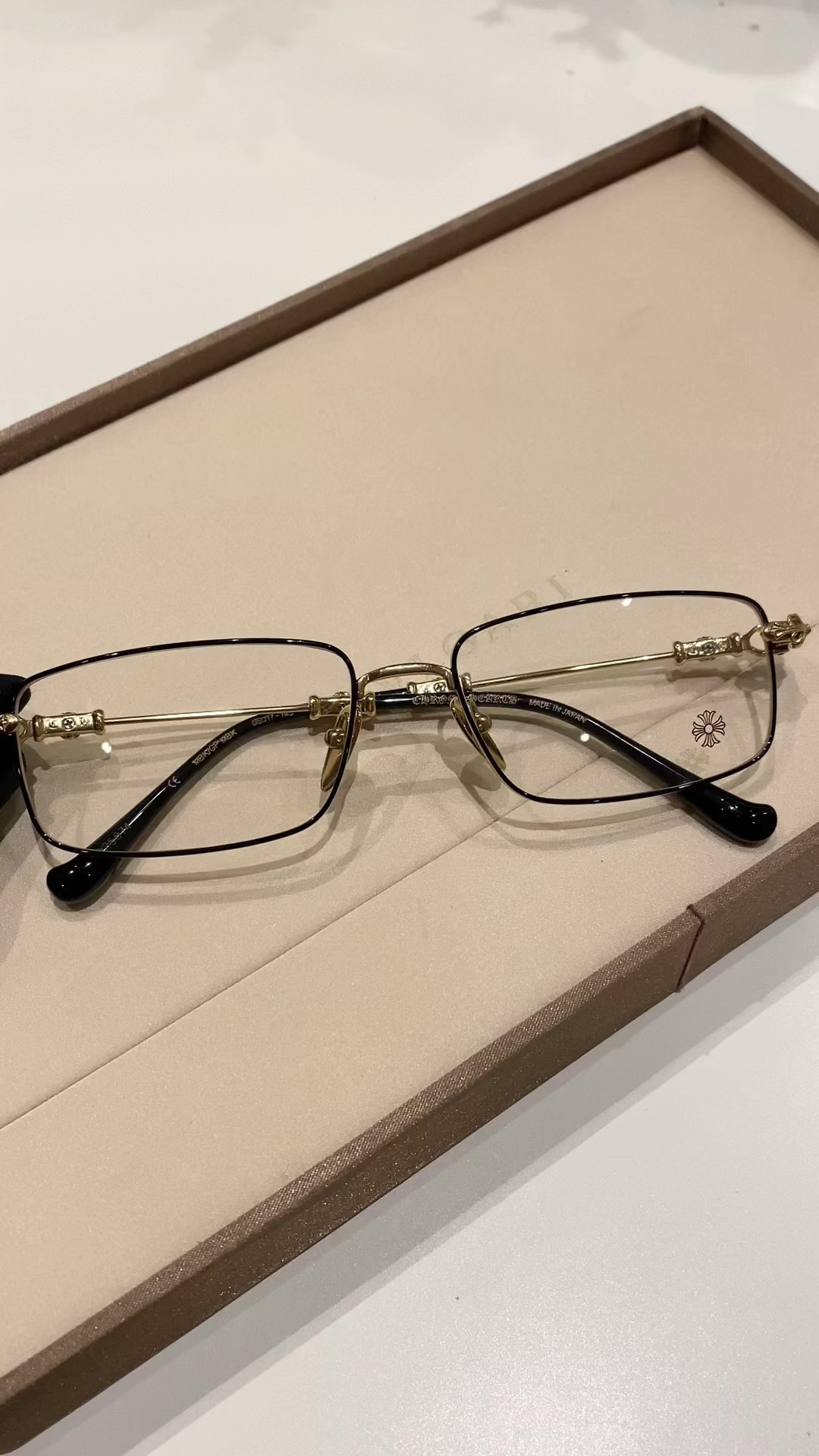 Black and gold color scheme, original camera photos.