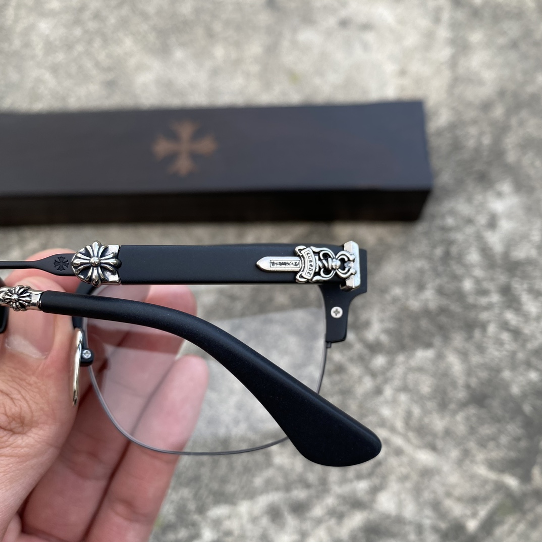 CH Matte Black Sword Cross GlassesA super popular pair, identical to the original, with high-quality nose pads and meticulous attention to detail. Exclusive hand-engraved lettering. Only a few hundred yuan!Glasses are personal items; we do not of
