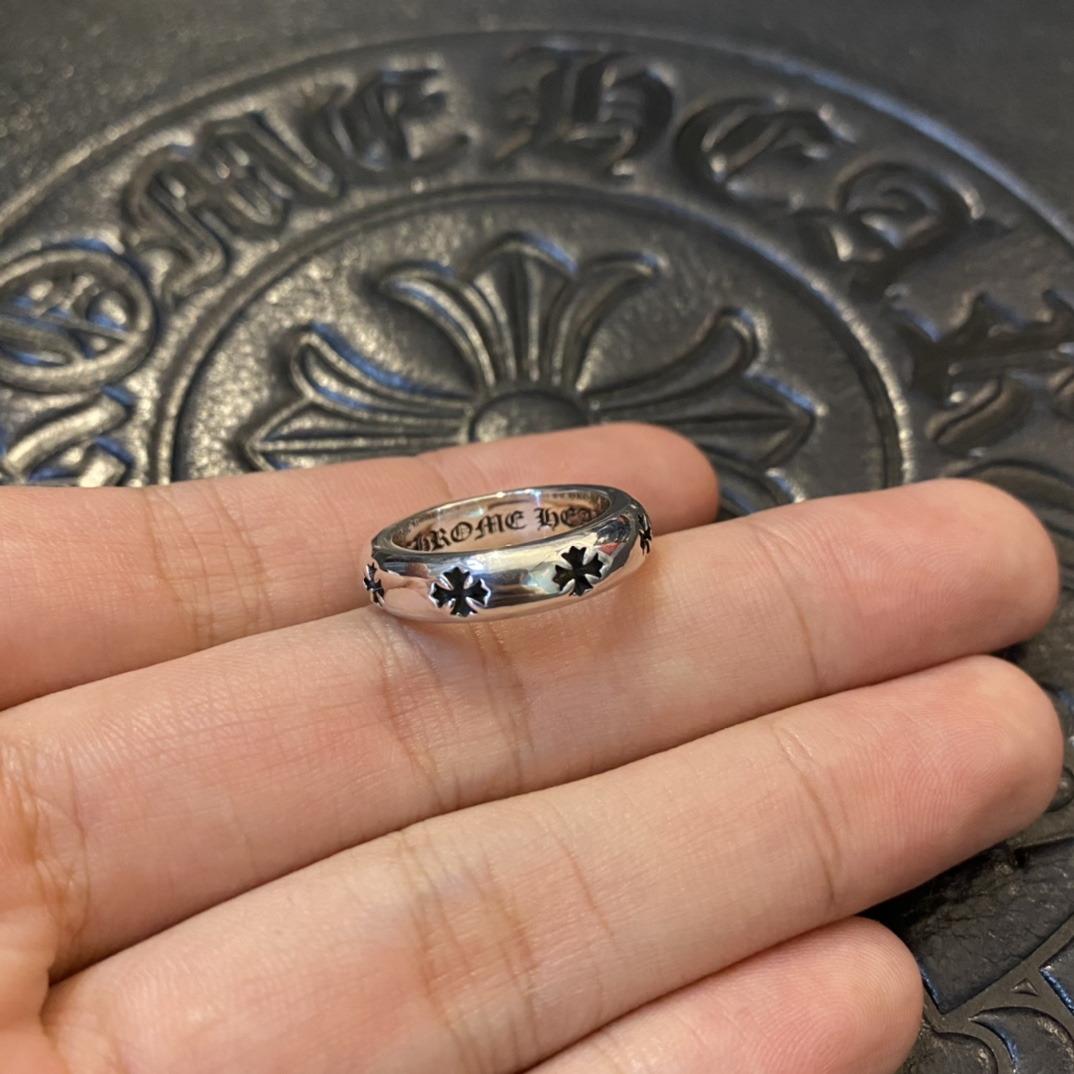 Chrome HeartsSmooth Round Cross Ring. Original version purchased for 2850 (presumably HKD). The outer cross has a deep indentation; magnification reveals the cross pattern. Oxidation finish and engraving are identical to the original. High-quality