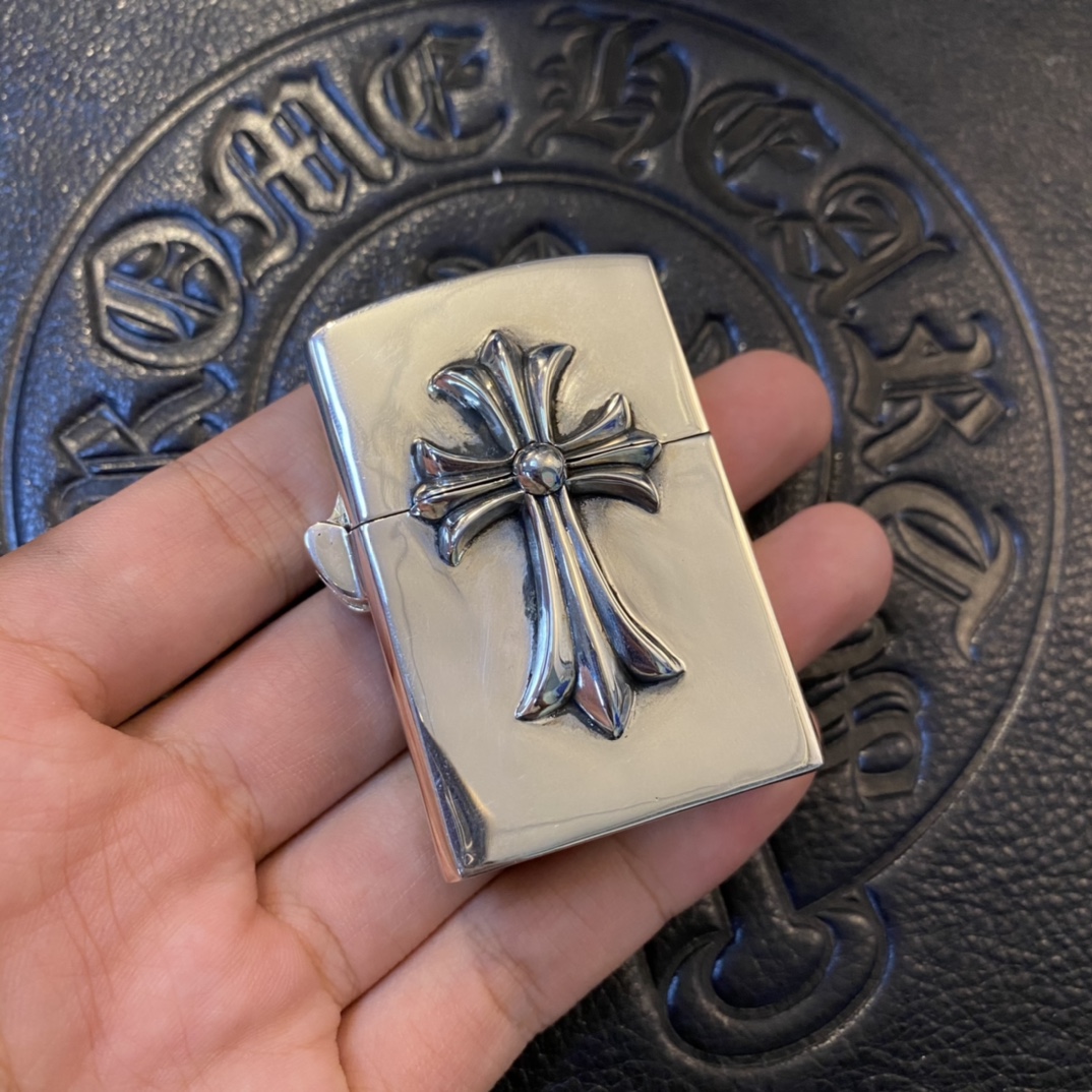 【Chrome Hearts Cross Zippo Lighter】Made entirely of 925 sterling silver with a vintage, distressed finish.Weight: 98 grams. Excellent build quality.A small toy for men, adding a touch of sophistication to smoking.