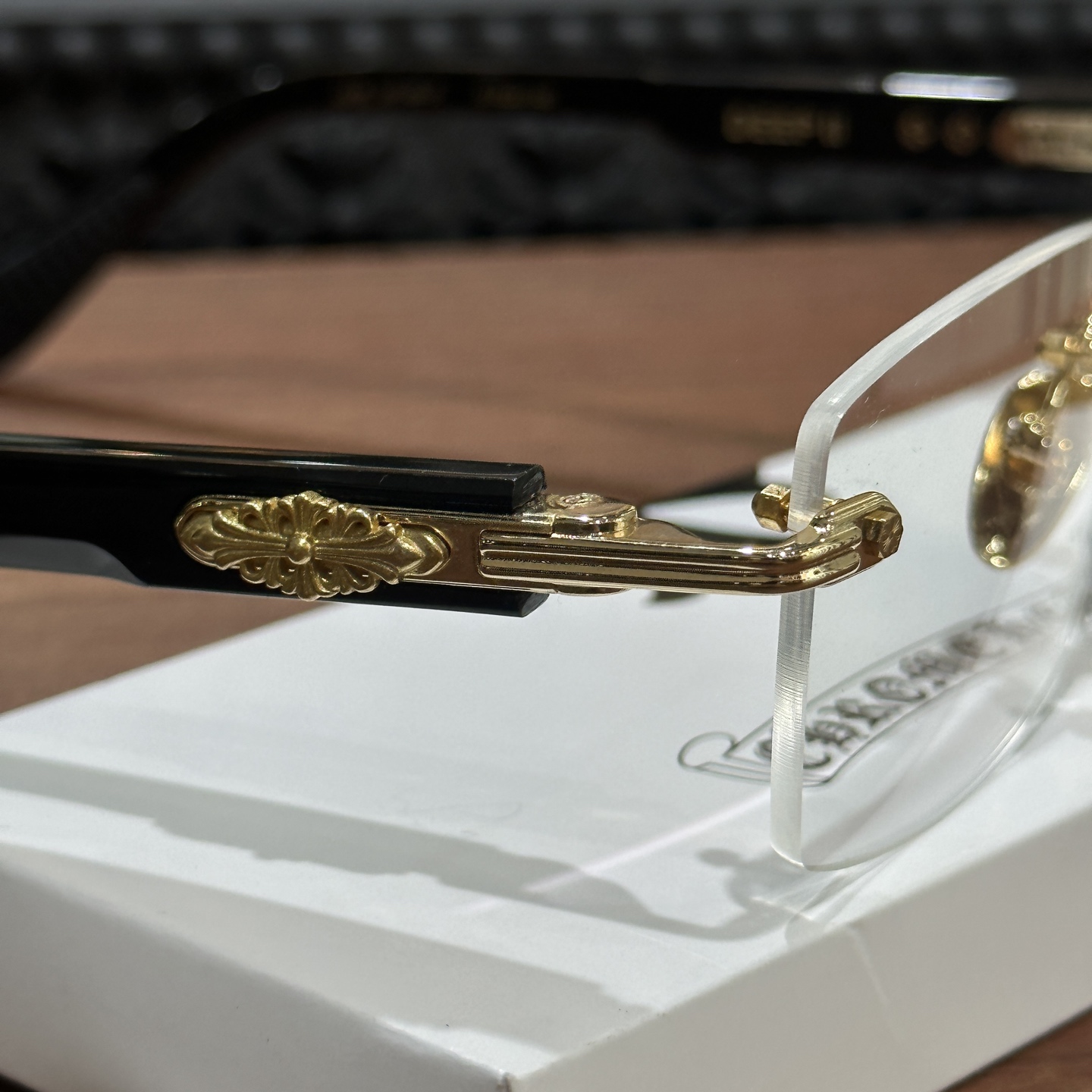 CH Rimless Glasses Model: DEEP IIMaterial: 925 SilverSize: 57cm x 20-146cmThe Hermes of eyewear