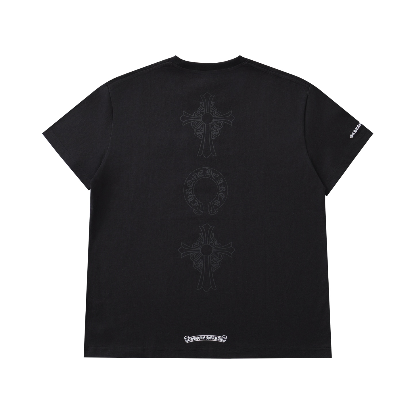 CH's new short-sleeved T-shirt with a subtle three-element pattern on the back. Available in two colors and all sizes. Made of 230g 26-knit cotton with a garment-wash finish. The print uses an ink-printing process. Custom-made accessories. Produced b