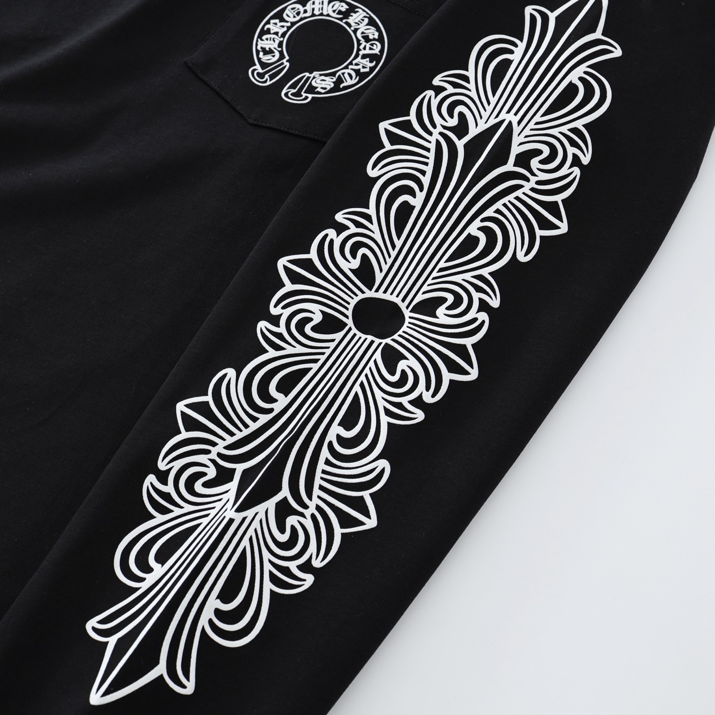 CH's new Los Angeles limited edition horseshoe-shaped long-sleeved shirt. All sizes are now available. Originally purchased from Dewu for 6919. The fabric is 220g 32S double yarn. The print uses imported ink printing technology. Simple design, no com