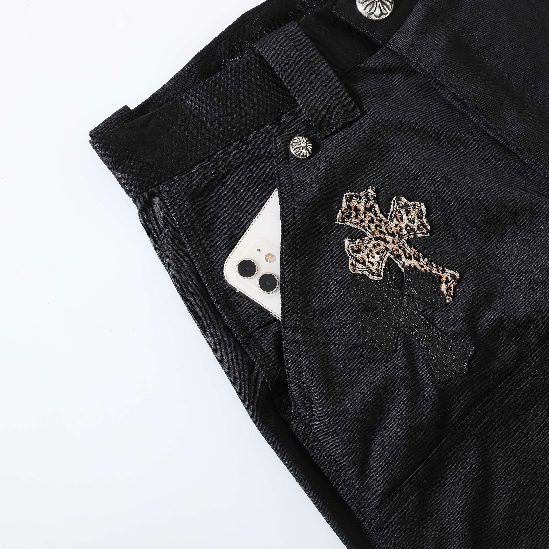 CH Black Leather Leopard Print Cargo Pants. Original version purchased for over 40,000 RMB. Loose fit. Special fabric with special post-processing to achieve a color accuracy of 95% or higher. Exclusive silver-plated hardware. Those in the know under