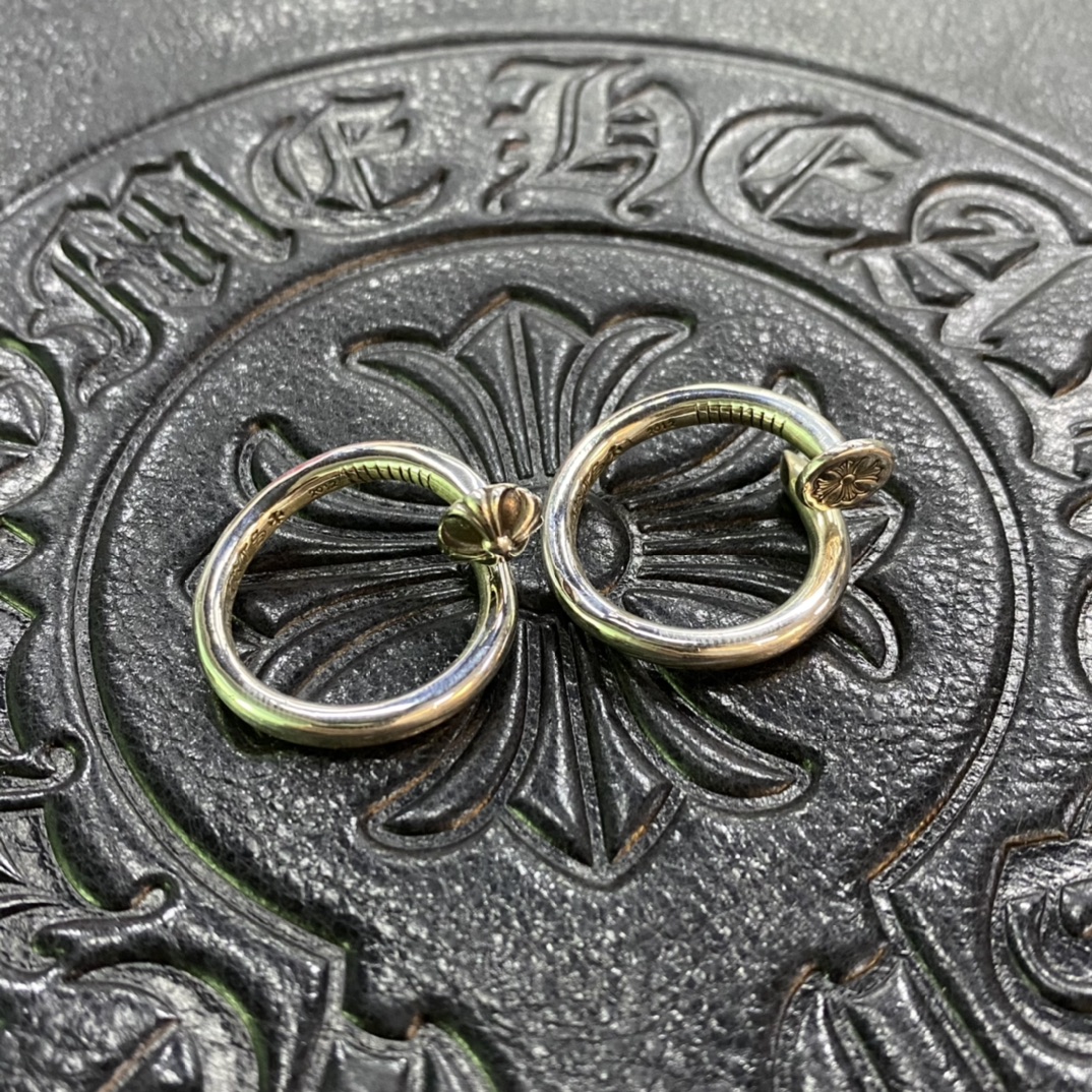 𝐂𝐡𝐫𝐨𝐦𝐞 𝐡𝐞𝐚𝐫𝐭𝐬 Nail RingTwo styles available: floral head nail and flat head nail925 sterling silver with an antique finish. Original purchase and redesigned.Chance of passing a Y-version. Easily save 2000.