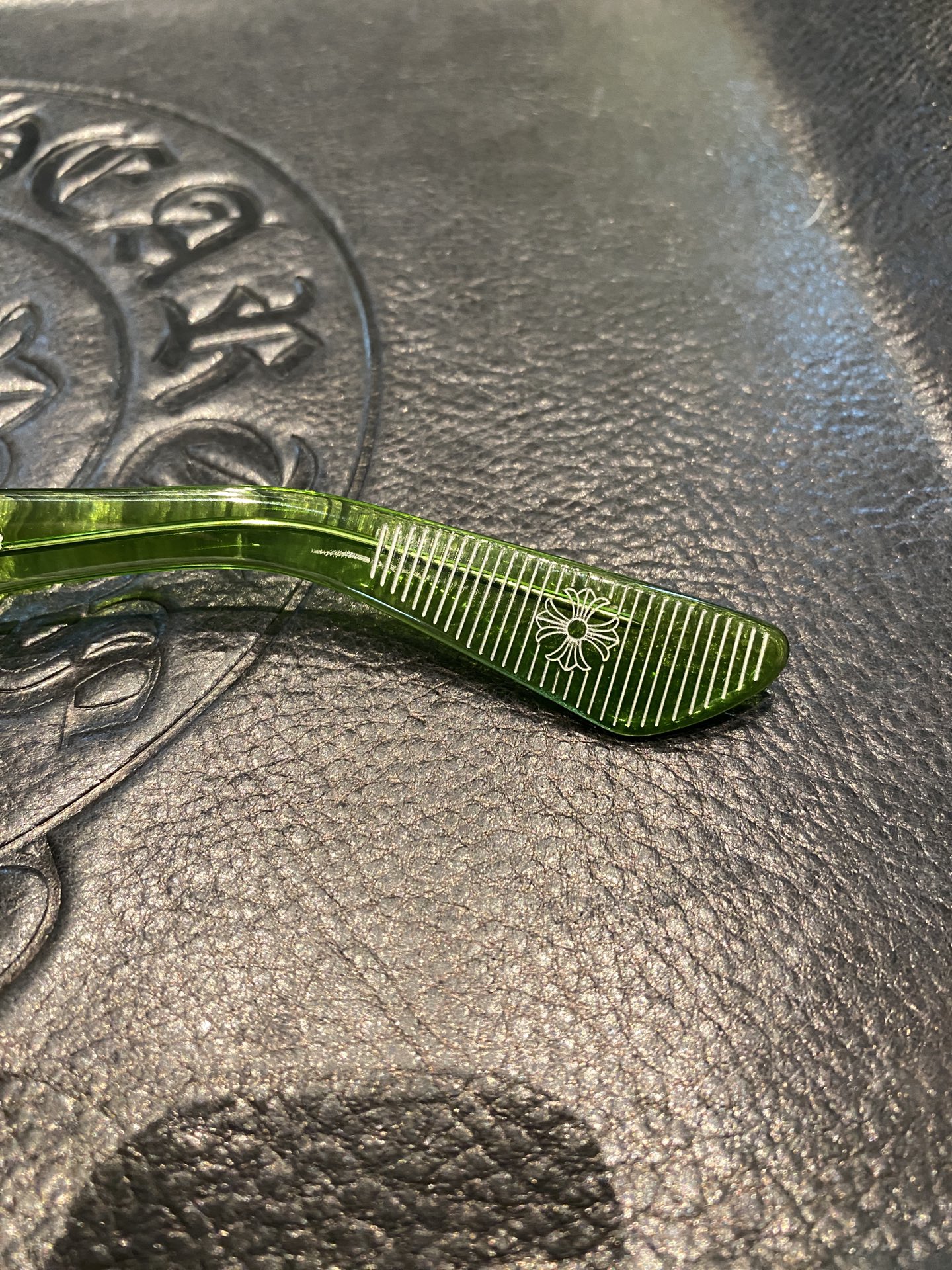 Chrome Hearts925 Sterling Silver Accessories, Emerald Green Sword GlassesCombined frame with two 925 sterling silver sword ornaments. Two cross-shaped details inside. 1:1 replica, meticulous attention to detail. The large black frame is very flat