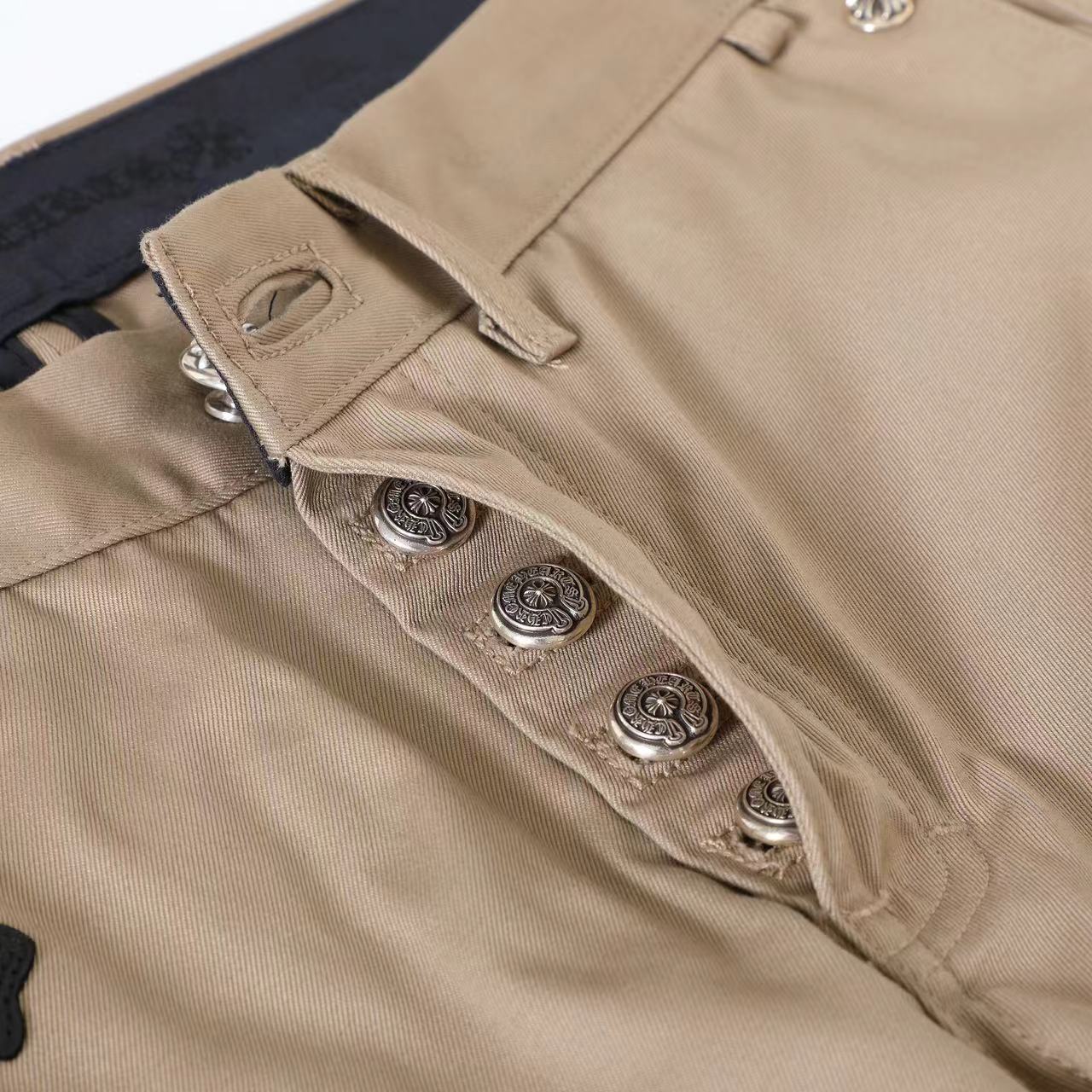 CH Khaki Black Leather Checkered Cargo Pants. Original version purchased for over 40,000 RMB. Loose fit. Special fabric, post-processed with a series of special treatments. Color accuracy is approximately 95% or higher. Exclusive silver-plated hardwa