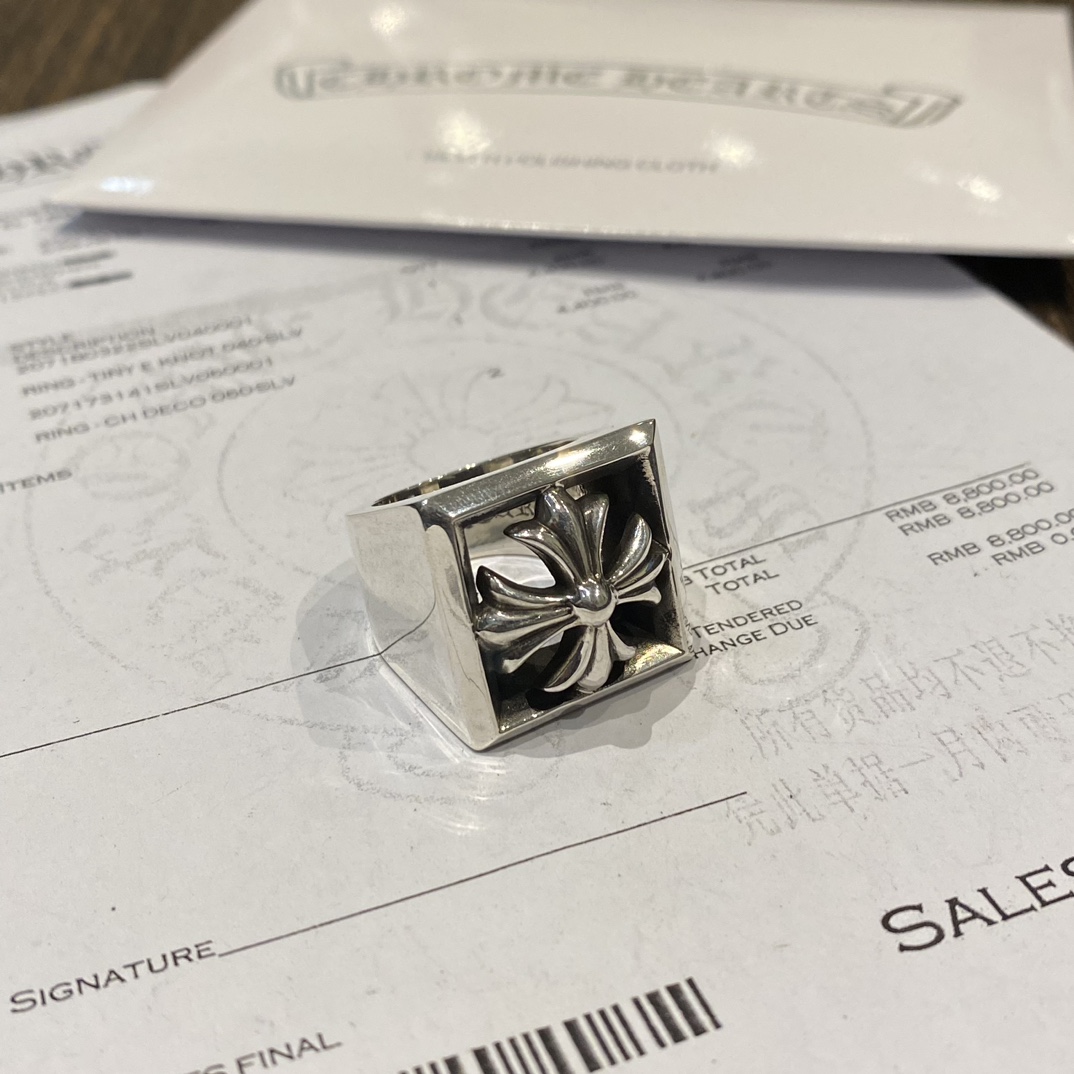 Chrome HeartsTop-quality domestic version: Hollowed-out cross ringAuthentic design, genuine-grade distressed and engraved finish, anodized textureYears of refinement, no further modifications needed. Original camera photos. The hollowed-out cro
