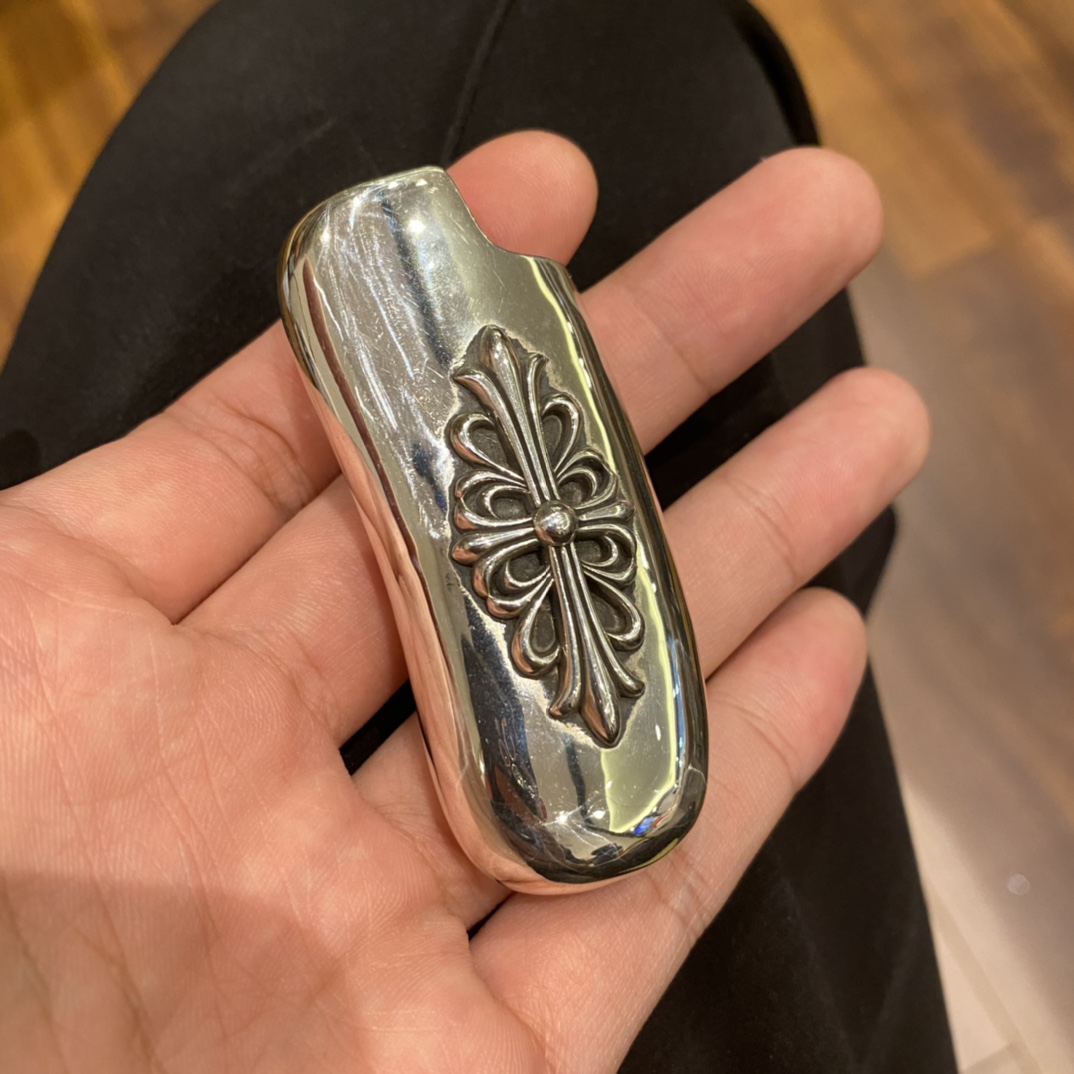 Chrome Hearts Cross Lighter - Detailed Photos. Made entirely of 925 sterling silver with an antique finish and perfect oxidation. The curved shape feels exceptionally good in the hand. A high-end toy.