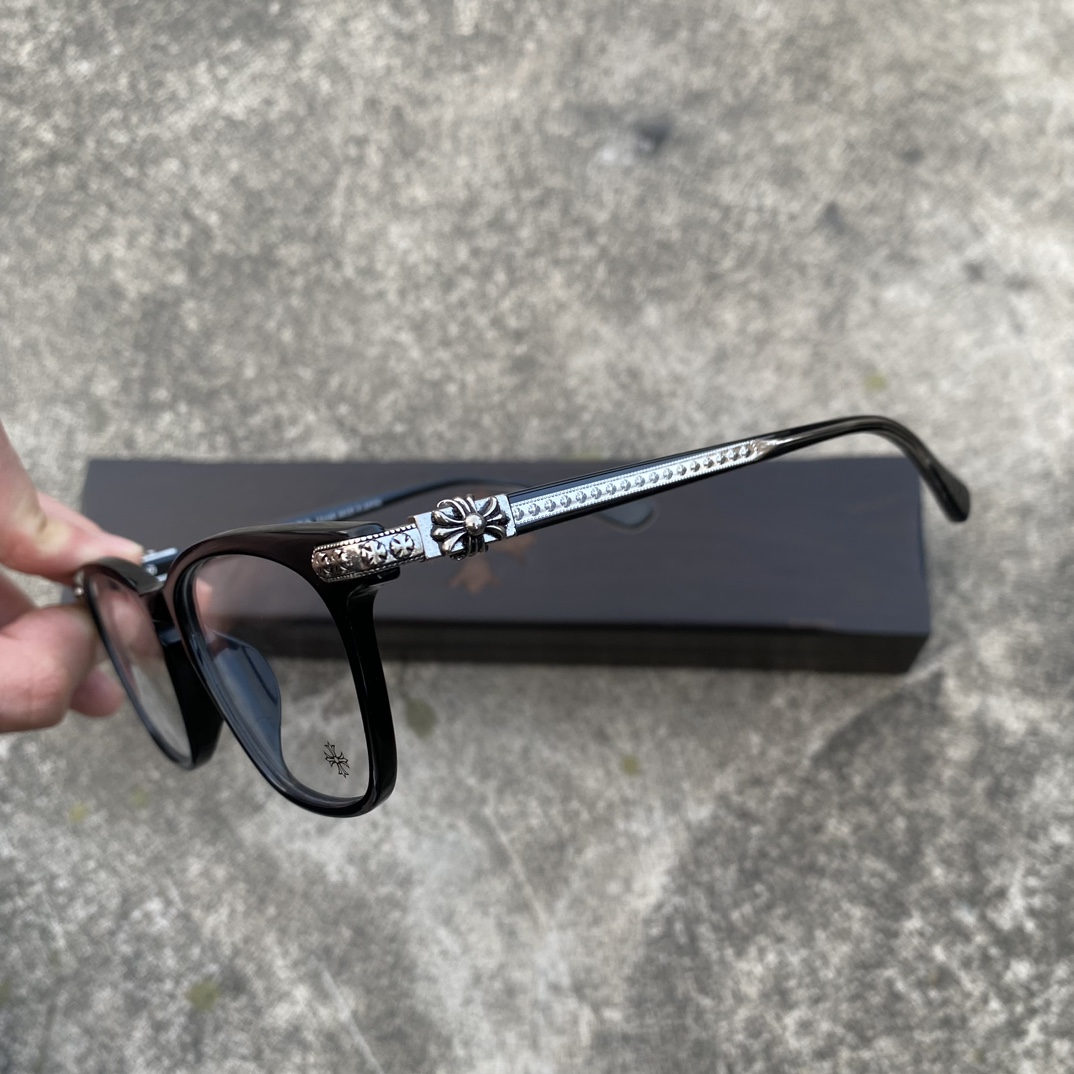 CH Cross-Pattern GlassesSuper popular, identical nose pads to the original, mixed quality. Every detail is meticulously crafted, with exclusive hand-engraved lettering. Only a few hundred yuan!Glasses are personal items; we do not offer try-on se