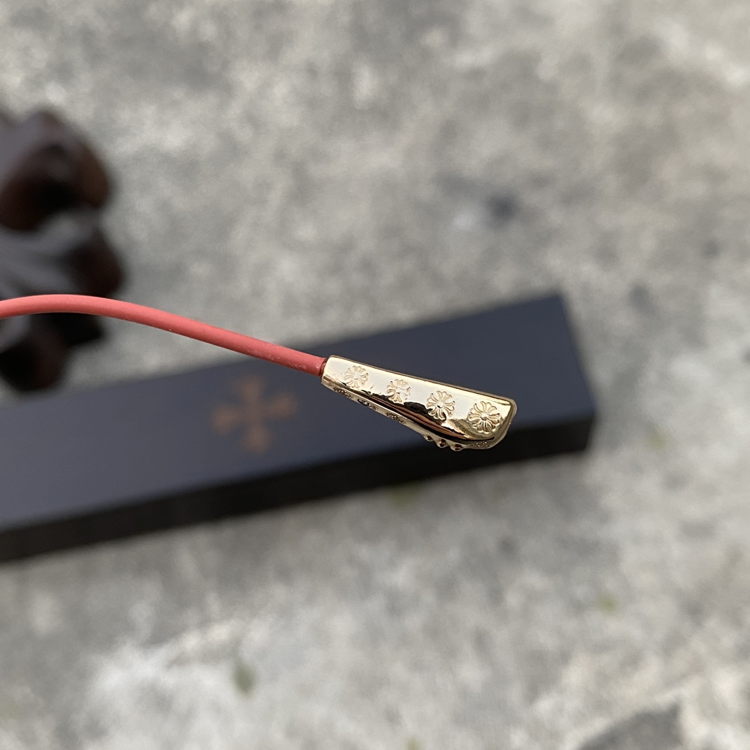 CH Ultralight Pure Titanium Cross-Shaped Glasses (Red and Gold Color Scheme)A super popular pair! Consistent with the original, nose pads, and mixed-media quality. Every detail is meticulously crafted, including exclusive hand-engraved lettering. O