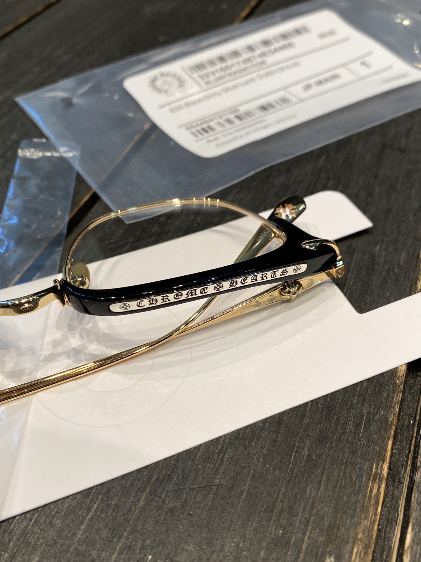 Chrome Hearts Black Gold Xue Zhiqian's Style GlassesAuthentic frames costing over 10,000 RMB are directly disassembled and developed from scratch; agent prices have been comprehensively reduced.Classics never go out of style. The Sluntradiction f