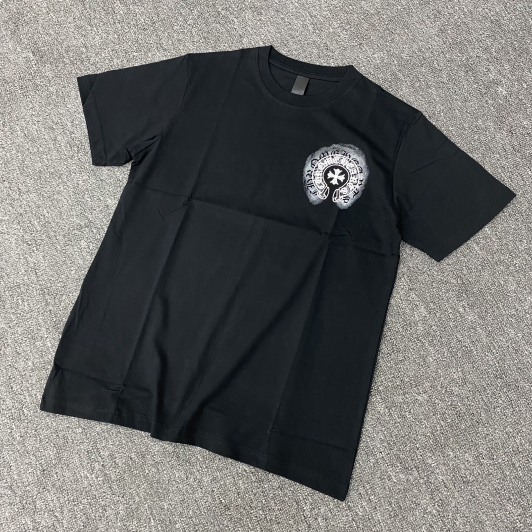 Chrome Hearts Phantom Horseshoe Floral Short-Sleeve T-ShirtFurniture: Custom-woven and dyed 40% count 220g pure cotton, single-sided reactive dyeingBulk stock received. Thermosetting ink printing, 1:1 replica. Unisex.Sizes: S, M, L, XL