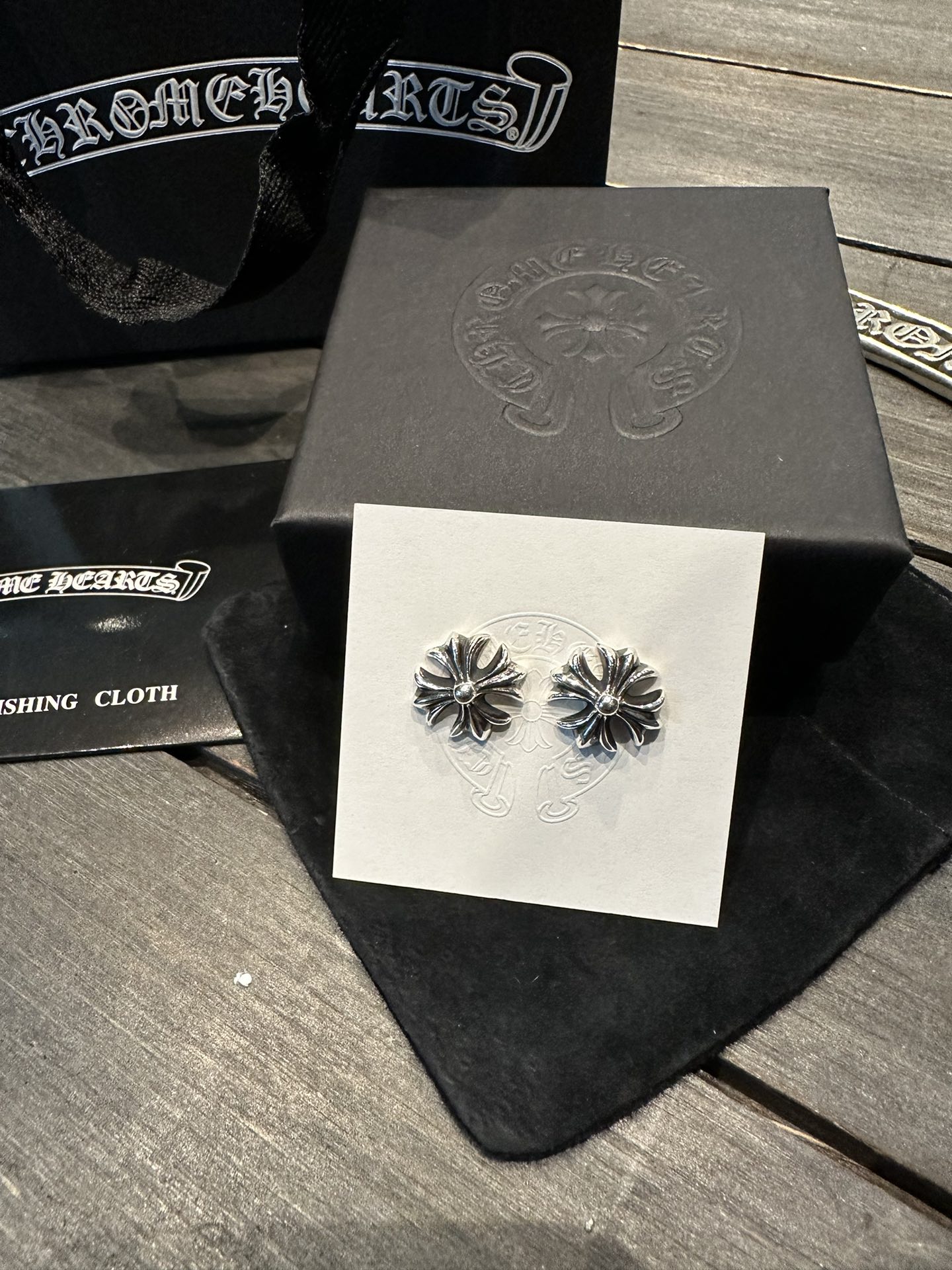 Exclusive New Arrival! Authentic product ¥4000+ (purchased for development)New Large Cross Flower Stud Earrings - Perfect Shipment! Compared to the regular small size, the large cross stud earrings are more rugged and flamboyant, eye-catching on bo