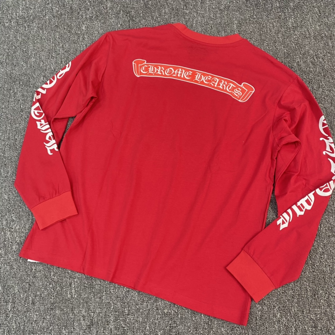 Chrome Hearts 23FW New Red Roller Long-Sleeve ShirtFurniture: Custom-woven and dyed 40% count 230g pure cotton, single-sided reactive dyeing. The entire garment features a hand-printed thermosetting ink, resulting in a slightly matte finish rather